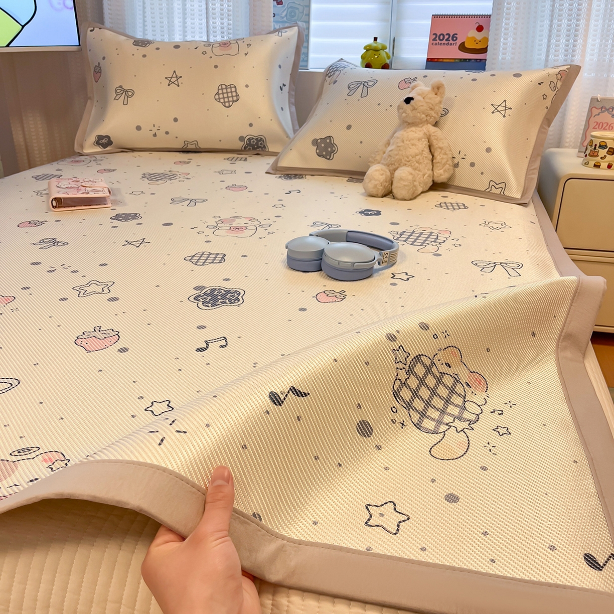 91家纺网 家纺一手货源 找家纺 懒猫家纺 2026春夏新款600D数码印花冰藤凉席席子-床席款 莓果心事