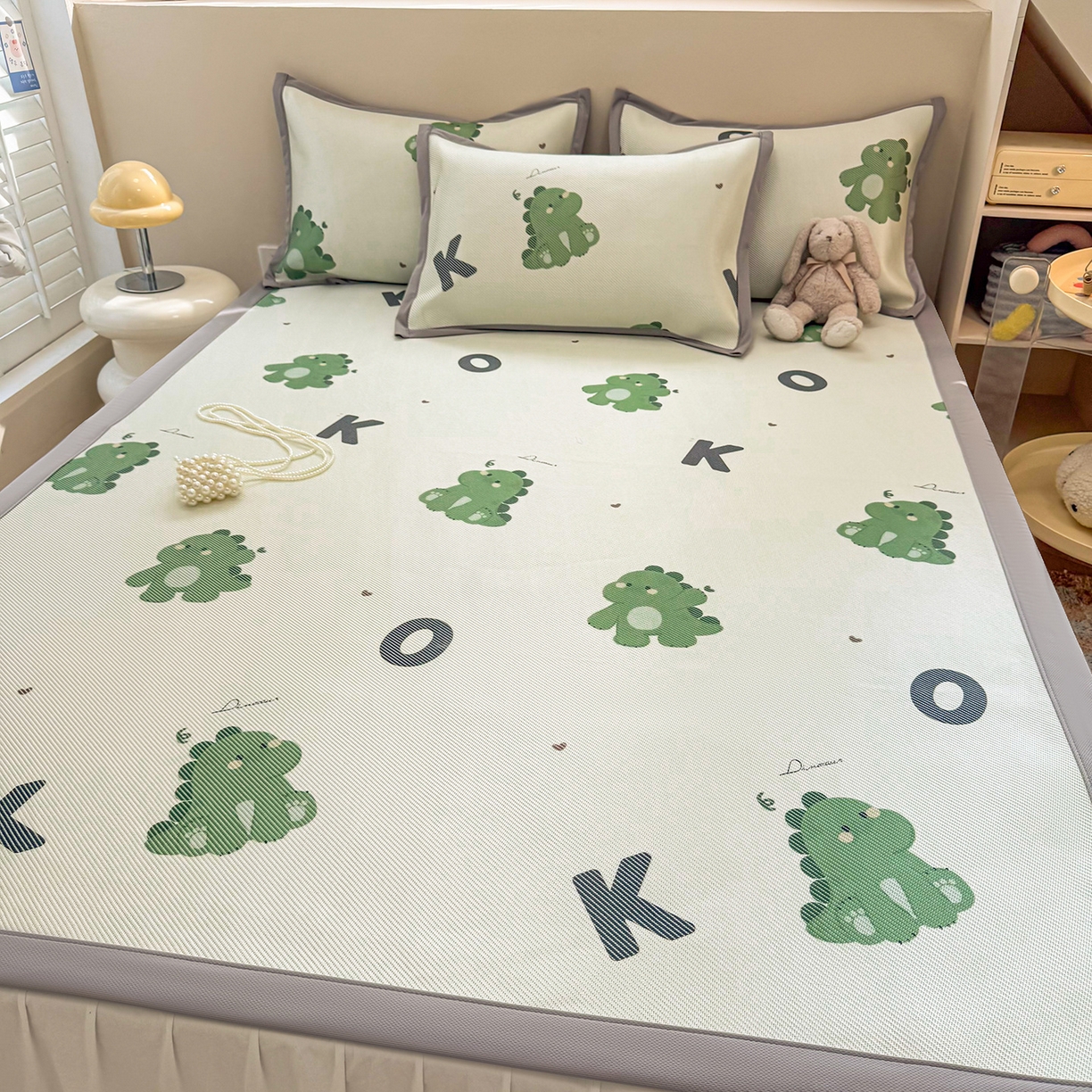 91家纺网 家纺一手货源 找家纺 懒猫家纺 2026春夏新款600D数码印花冰藤凉席席子-床席款 小恐龙怪兽