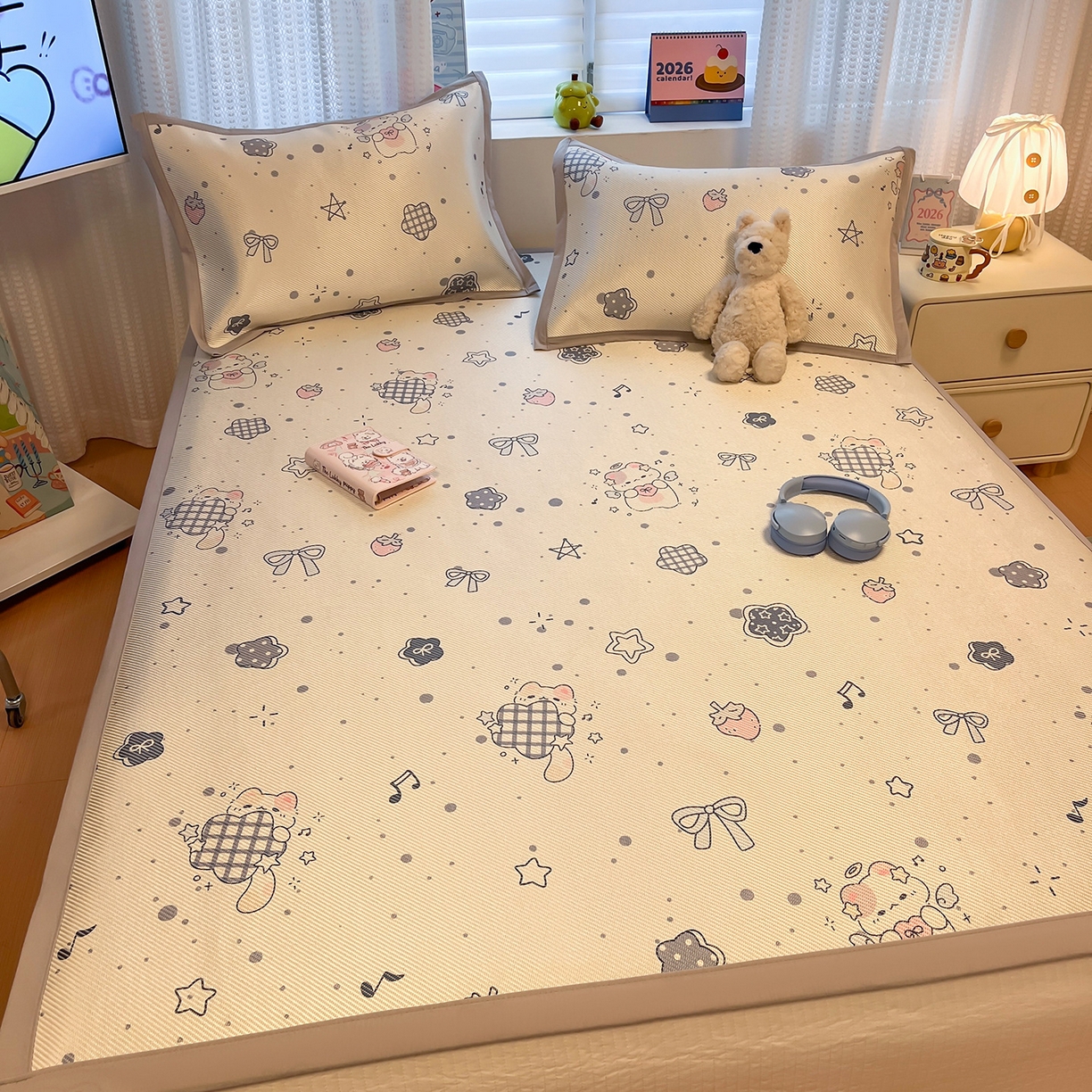 91家纺网 家纺一手货源 找家纺 懒猫家纺 2026春夏新款600D数码印花冰藤凉席席子-床席款 莓果心事