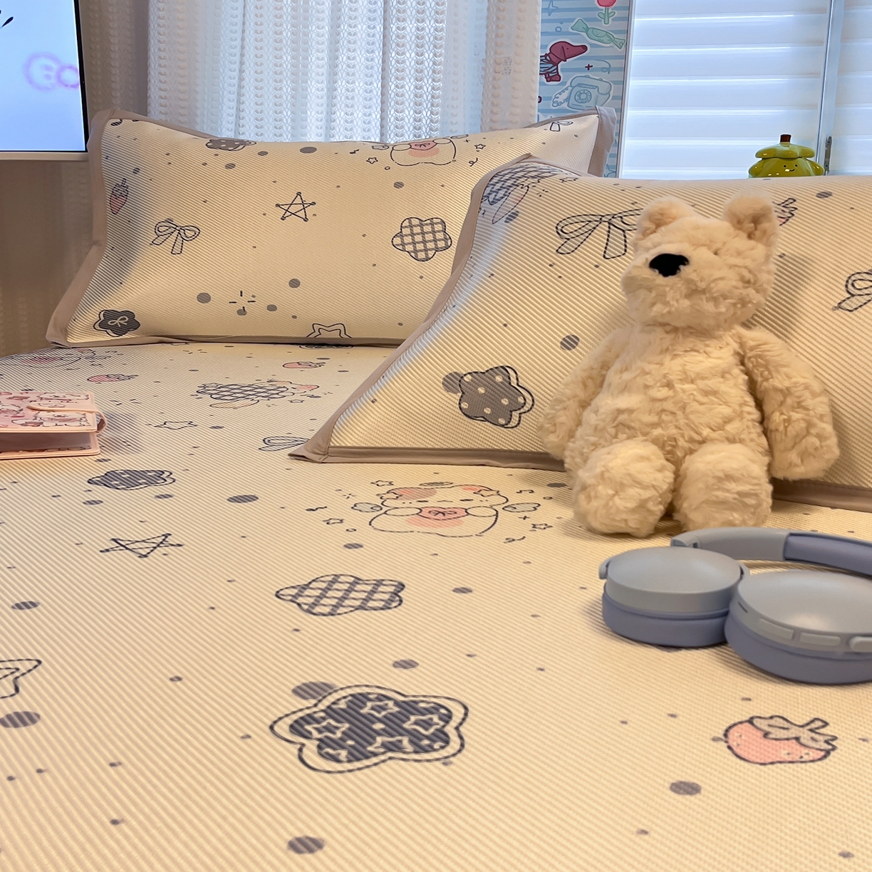 91家纺网 家纺一手货源 找家纺 懒猫家纺 2026春夏新款600D数码印花冰藤凉席席子-床席款 莓果心事