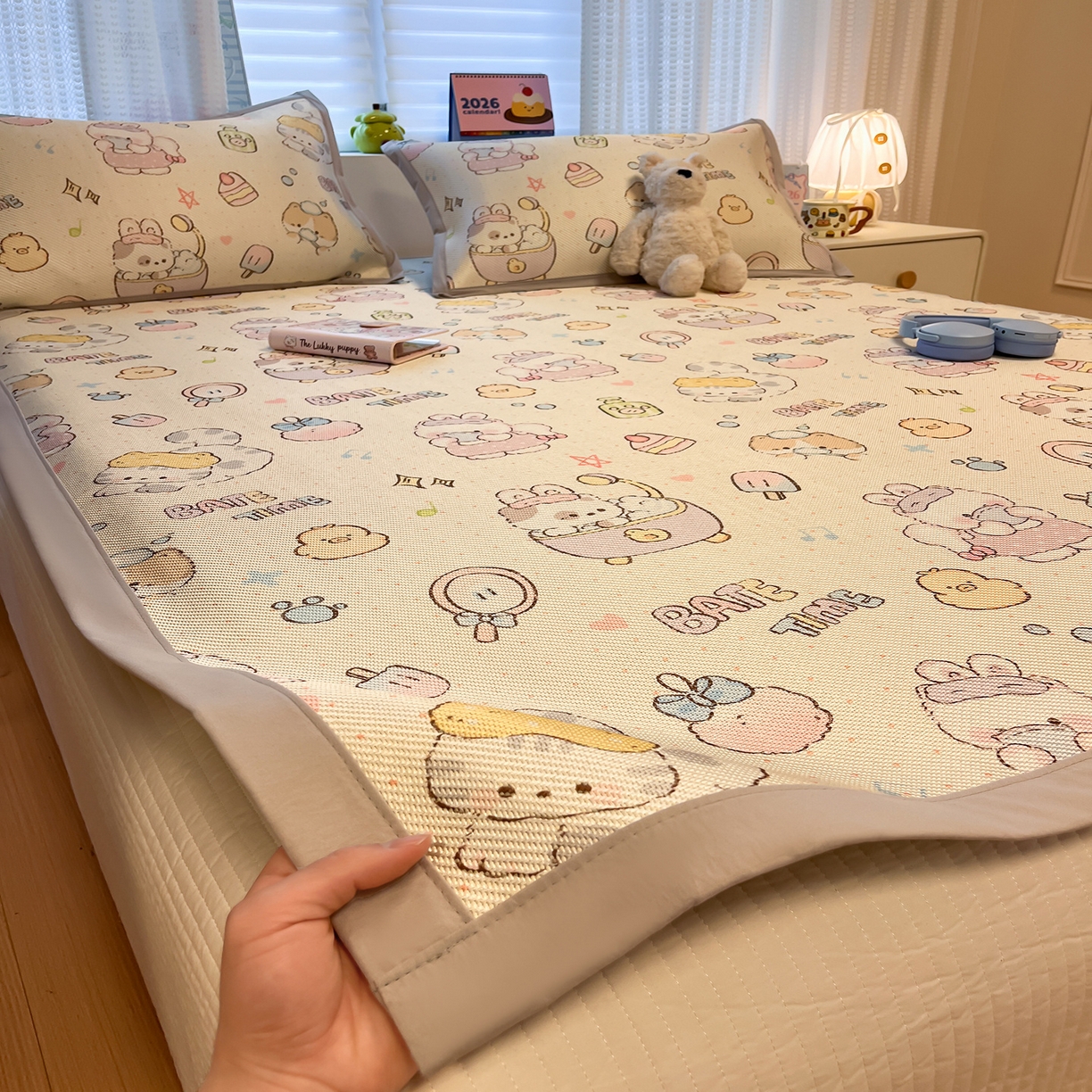 91家纺网 家纺一手货源 找家纺 懒猫家纺 2026春夏新款600D数码印花冰藤凉席席子-床席款 小猫泡泡浴