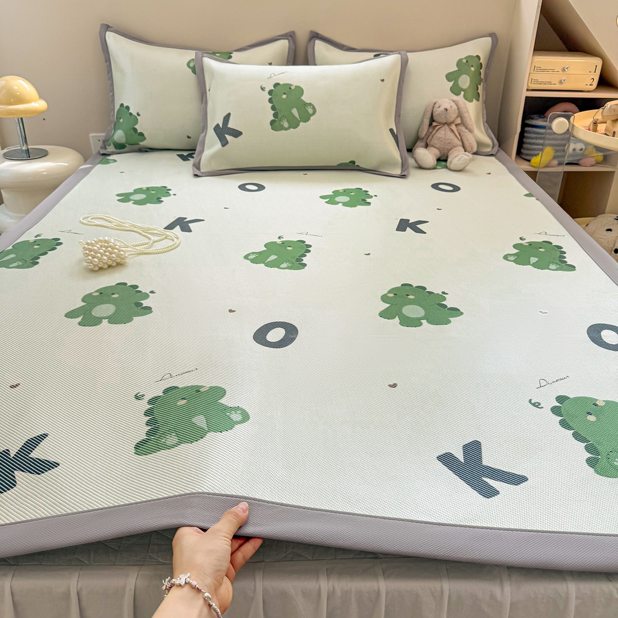 91家纺网 家纺一手货源 找家纺 懒猫家纺 2026春夏新款600D数码印花冰藤凉席席子-床席款 小恐龙怪兽