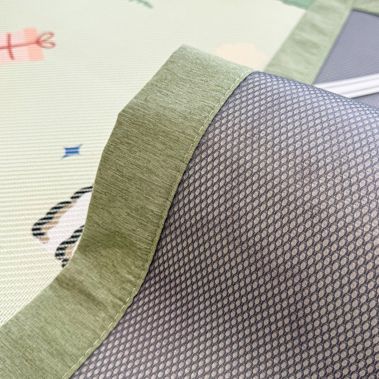 91家纺网 家纺一手货源 找家纺 懒猫家纺 2026春夏新款600D数码印花冰藤凉席席子-床席款 玩耍小狗-绿