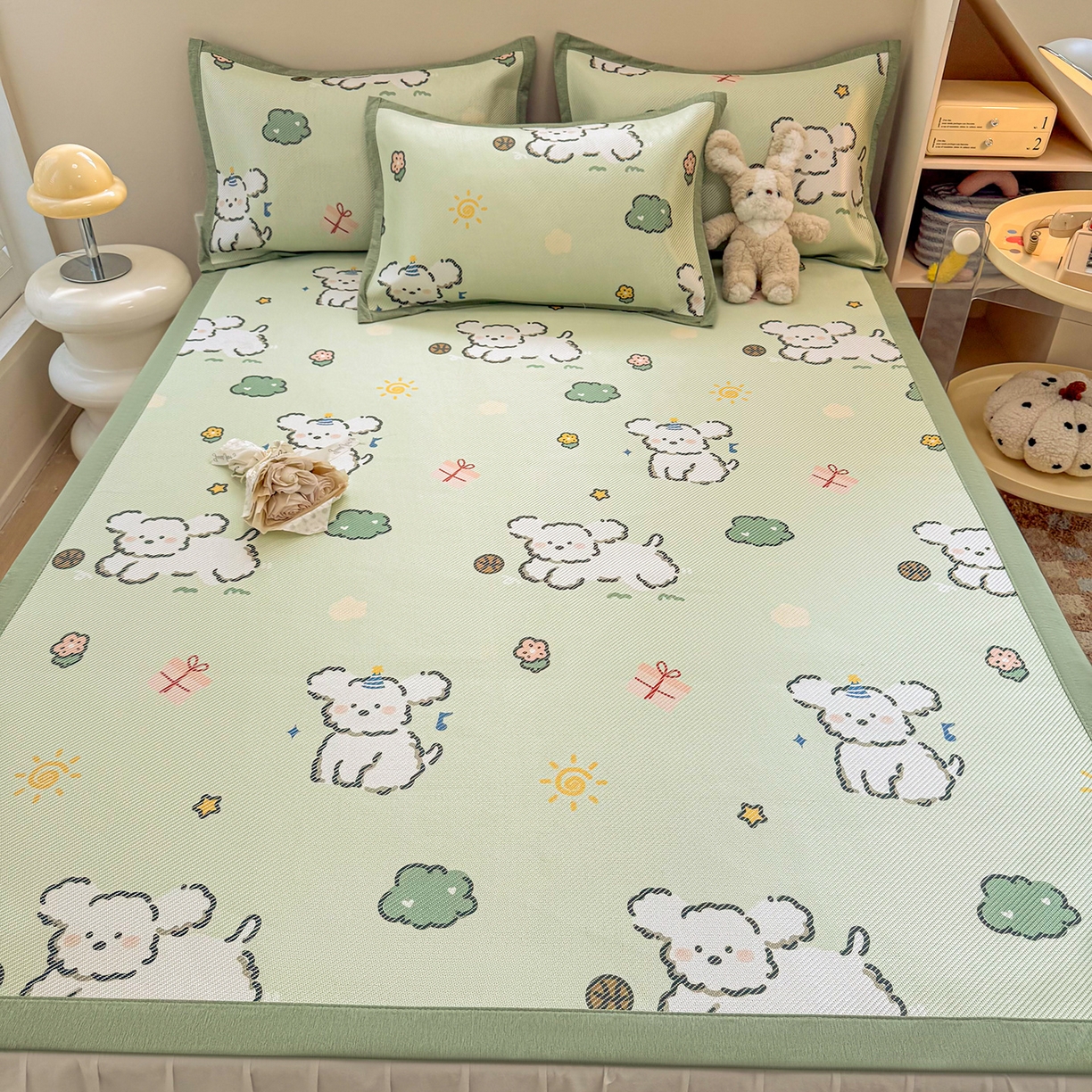 91家纺网 家纺一手货源 找家纺 懒猫家纺 2026春夏新款600D数码印花冰藤凉席席子-床席款 玩耍小狗-绿