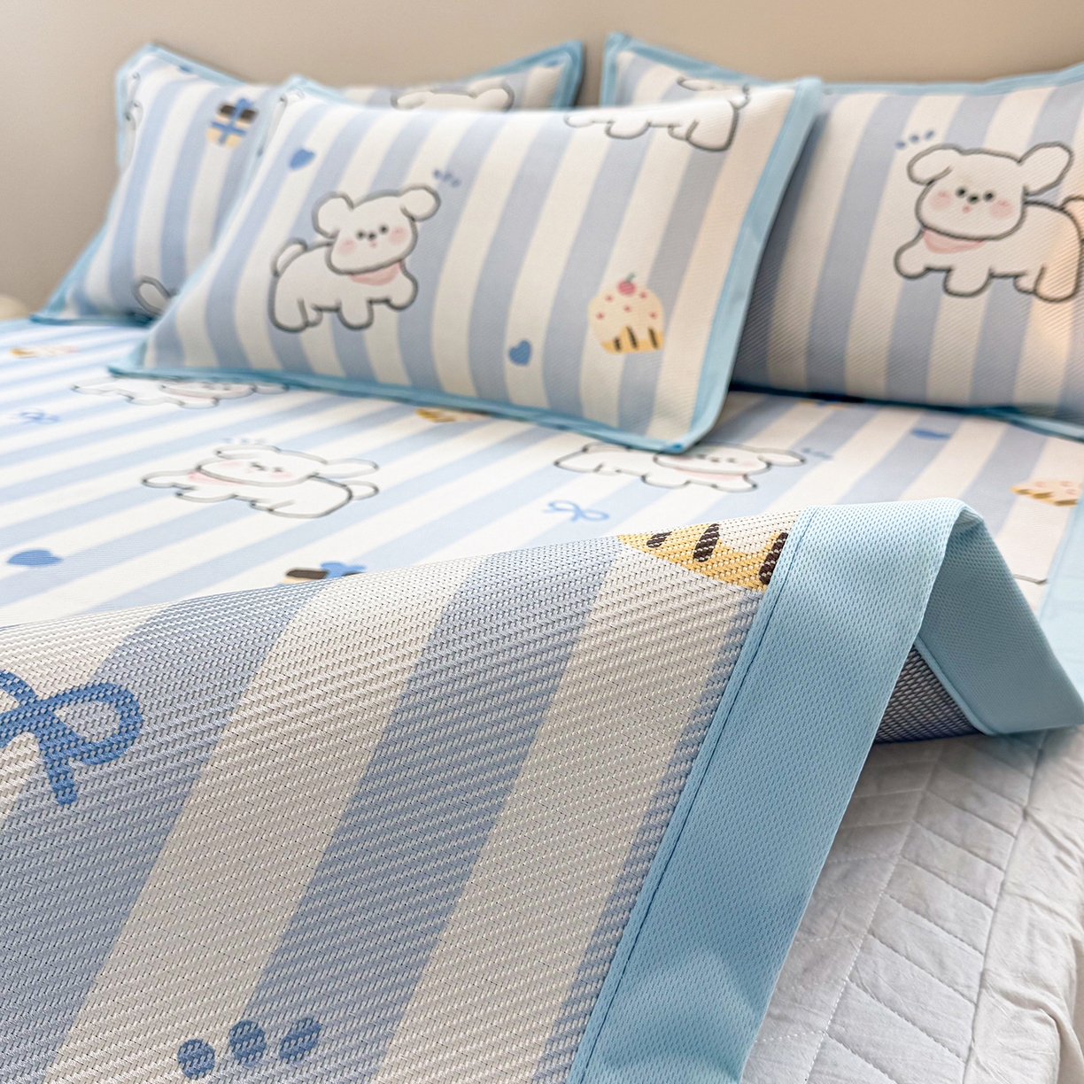 91家纺网 家纺一手货源 找家纺 懒猫家纺 2026春夏新款600D数码印花冰藤凉席席子-床席款 甜品小狗