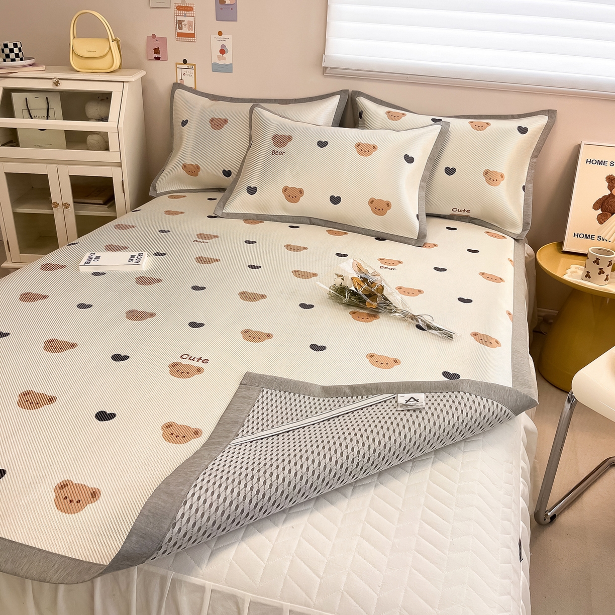 91家纺网 家纺一手货源 找家纺 懒猫家纺 2026春夏新款600D数码印花冰藤凉席席子-床席款 小熊仔