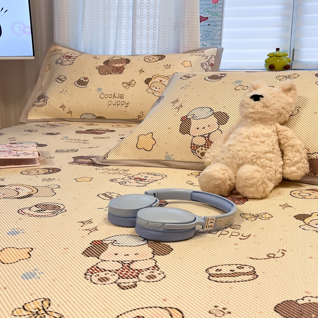 91家纺网 家纺一手货源 找家纺 懒猫家纺 2026春夏新款600D数码印花冰藤凉席席子-床席款 曲奇小狗