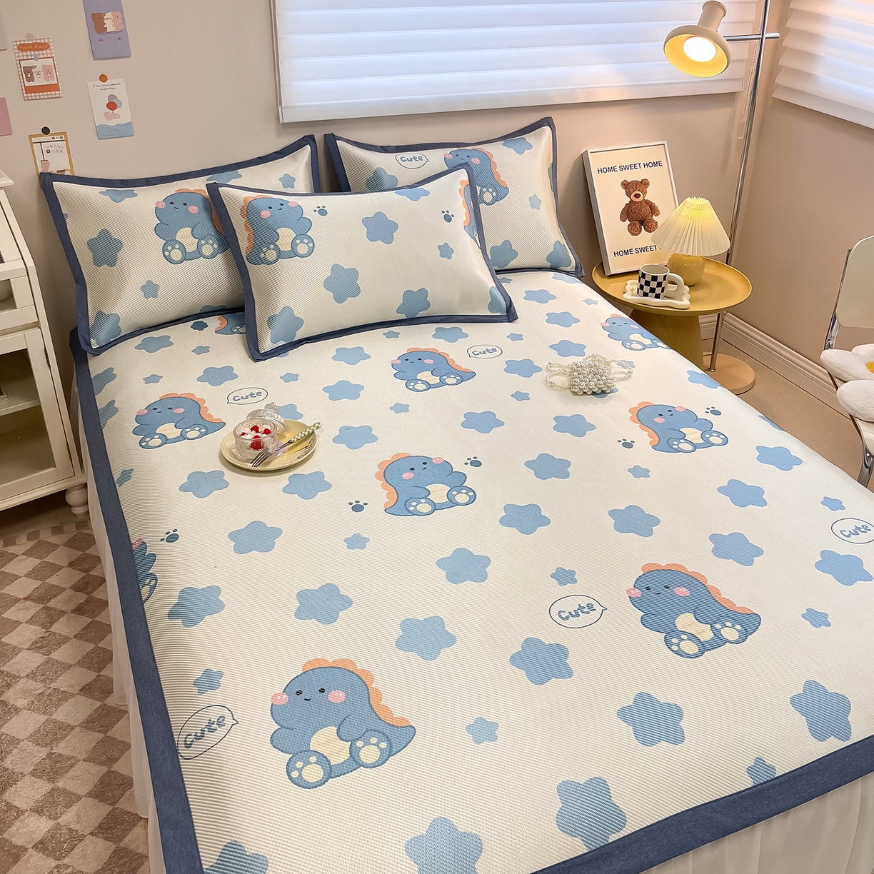 91家纺网 家纺一手货源 找家纺 懒猫家纺 2026春夏新款600D数码印花冰藤凉席席子-床席款 小恐龙