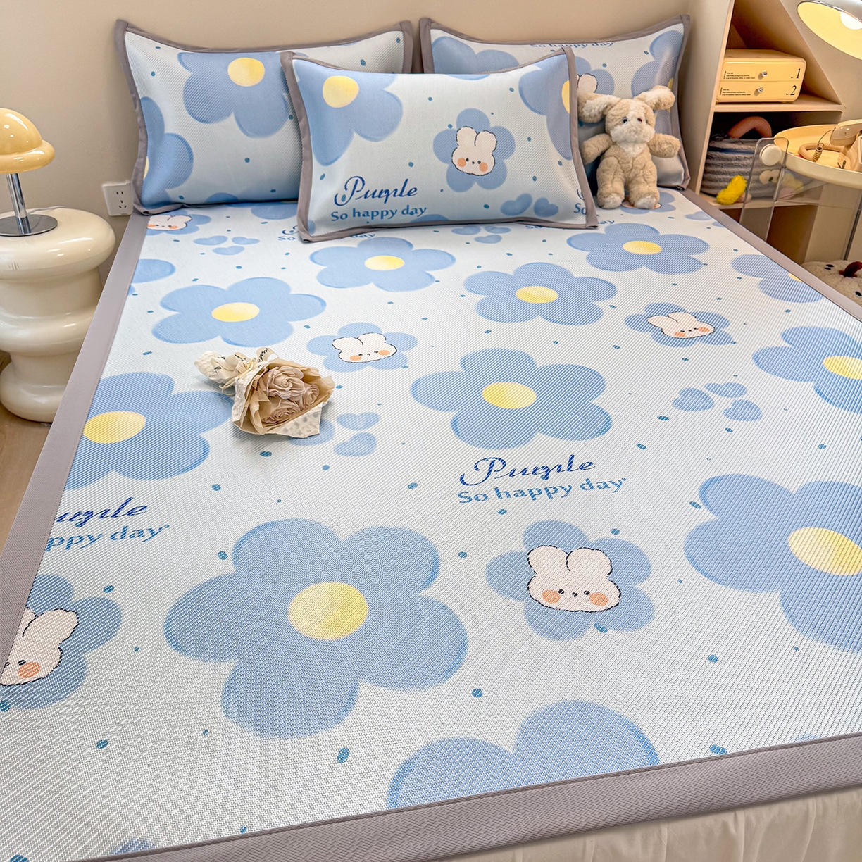 91家纺网 家纺一手货源 找家纺 懒猫家纺 2026春夏新款600D数码印花冰藤凉席席子-床席款 兔兔花开