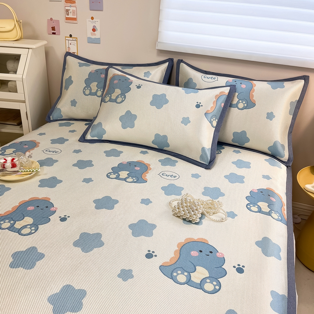 91家纺网 家纺一手货源 找家纺 懒猫家纺 2026春夏新款600D数码印花冰藤凉席席子-床席款 小恐龙