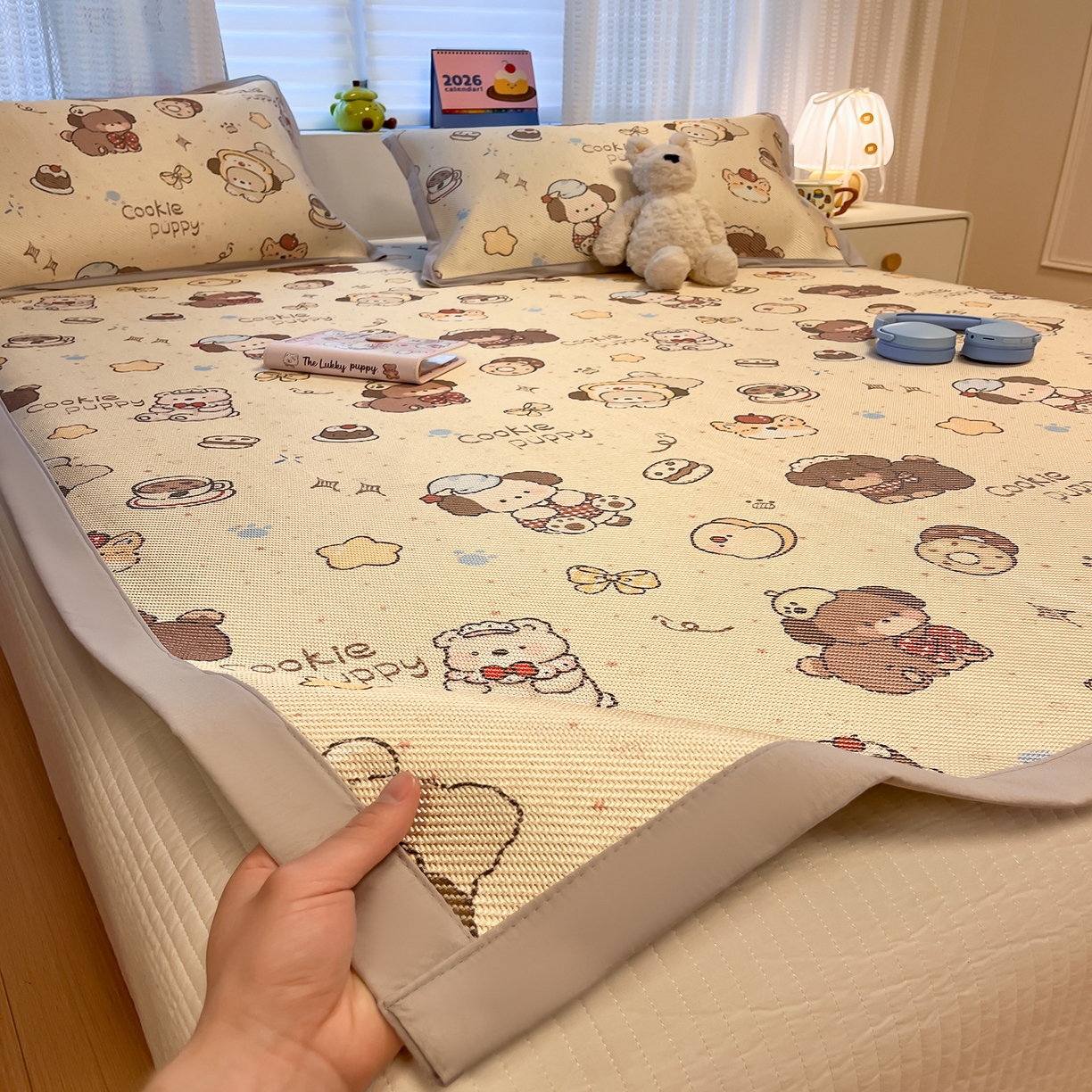 91家纺网 家纺一手货源 找家纺 懒猫家纺 2026春夏新款600D数码印花冰藤凉席席子-床席款 曲奇小狗