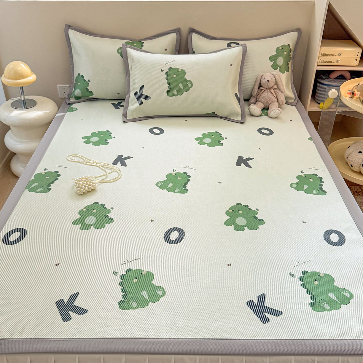 91家纺网 家纺一手货源 找家纺 懒猫家纺 2026春夏新款600D数码印花冰藤凉席席子-床席款 小恐龙怪兽