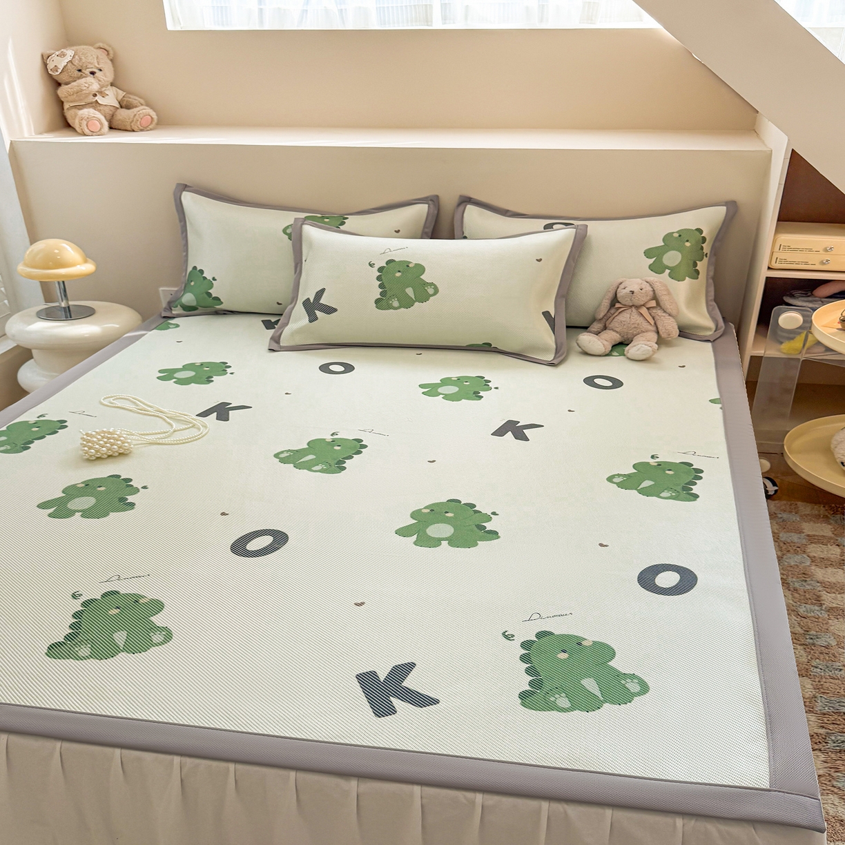 91家纺网 家纺一手货源 找家纺 懒猫家纺 2026春夏新款600D数码印花冰藤凉席席子-床席款 小恐龙怪兽