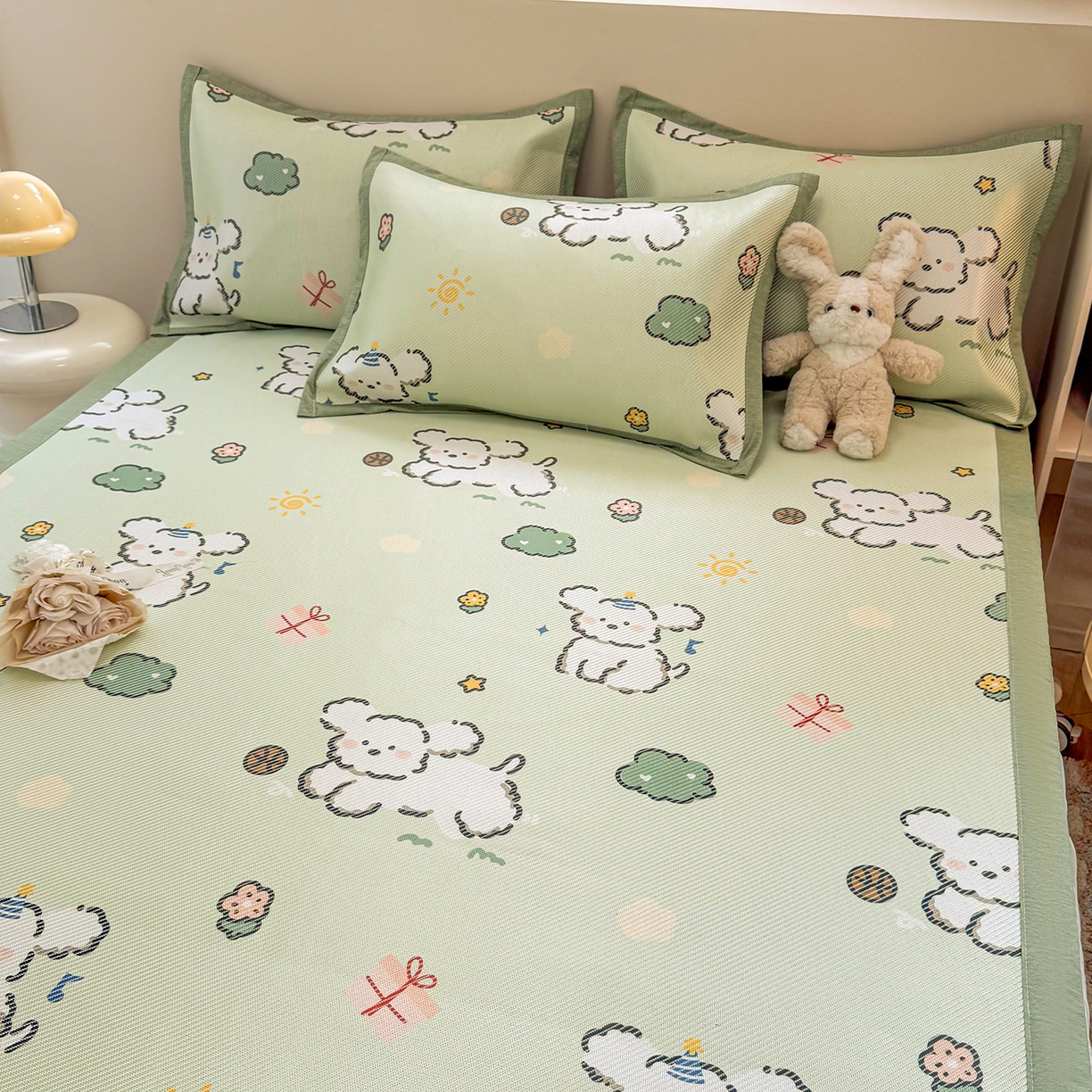 91家纺网 家纺一手货源 找家纺 懒猫家纺 2026春夏新款600D数码印花冰藤凉席席子-床席款 玩耍小狗-绿