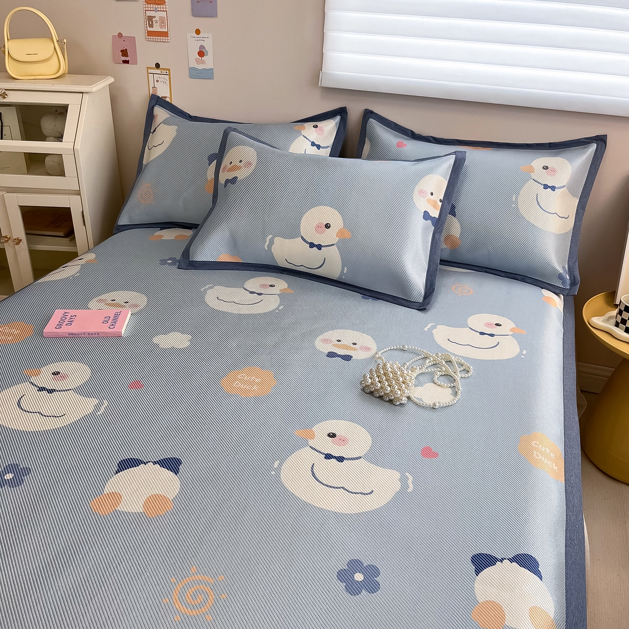 91家纺网 家纺一手货源 找家纺 懒猫家纺 2026春夏新款600D数码印花冰藤凉席席子-床席款 小鸭子