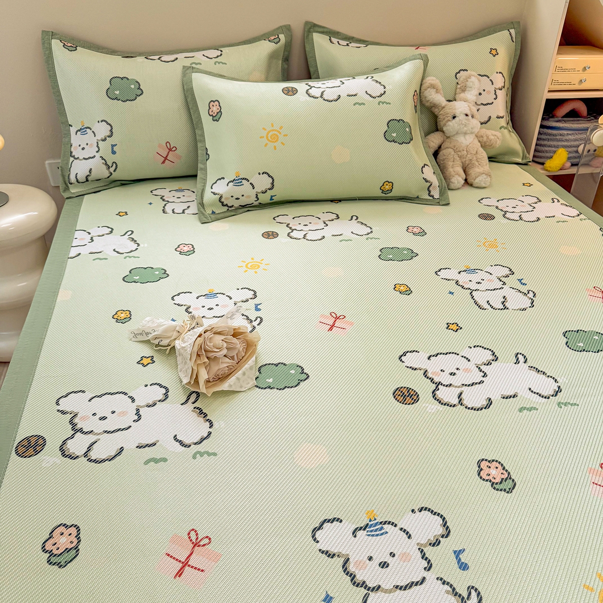 91家纺网 家纺一手货源 找家纺 懒猫家纺 2026春夏新款600D数码印花冰藤凉席席子-床席款 玩耍小狗-绿