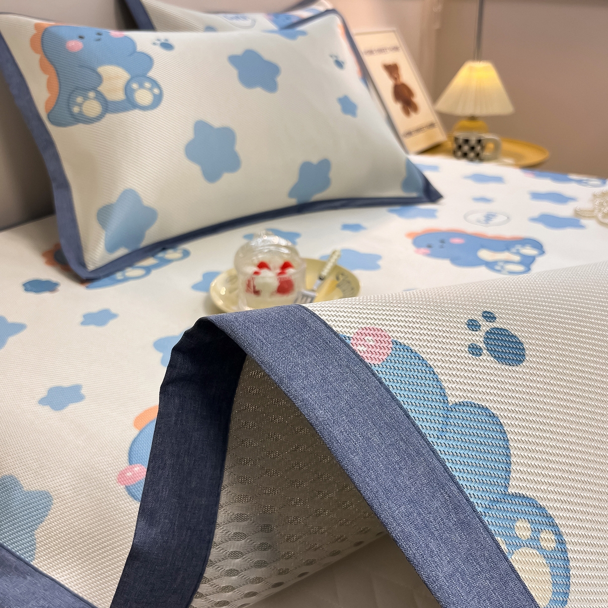 91家纺网 家纺一手货源 找家纺 懒猫家纺 2026春夏新款600D数码印花冰藤凉席席子-床席款 小恐龙