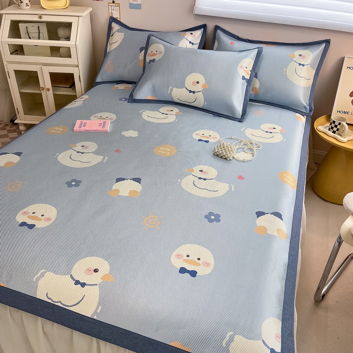 91家纺网 家纺一手货源 找家纺 懒猫家纺 2026春夏新款600D数码印花冰藤凉席席子-床席款 小鸭子