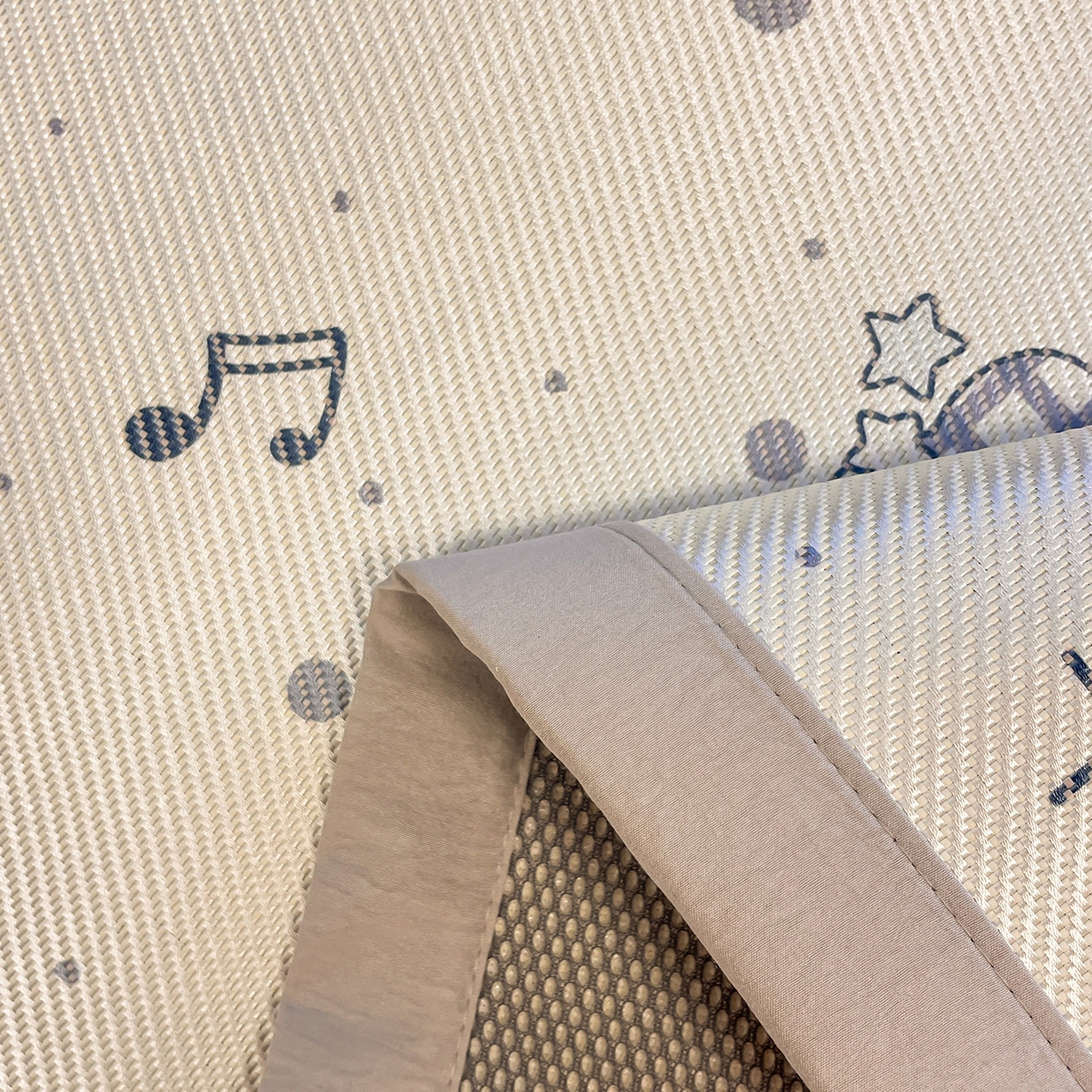 91家纺网 家纺一手货源 找家纺 懒猫家纺 2026春夏新款600D数码印花冰藤凉席席子-床席款 莓果心事