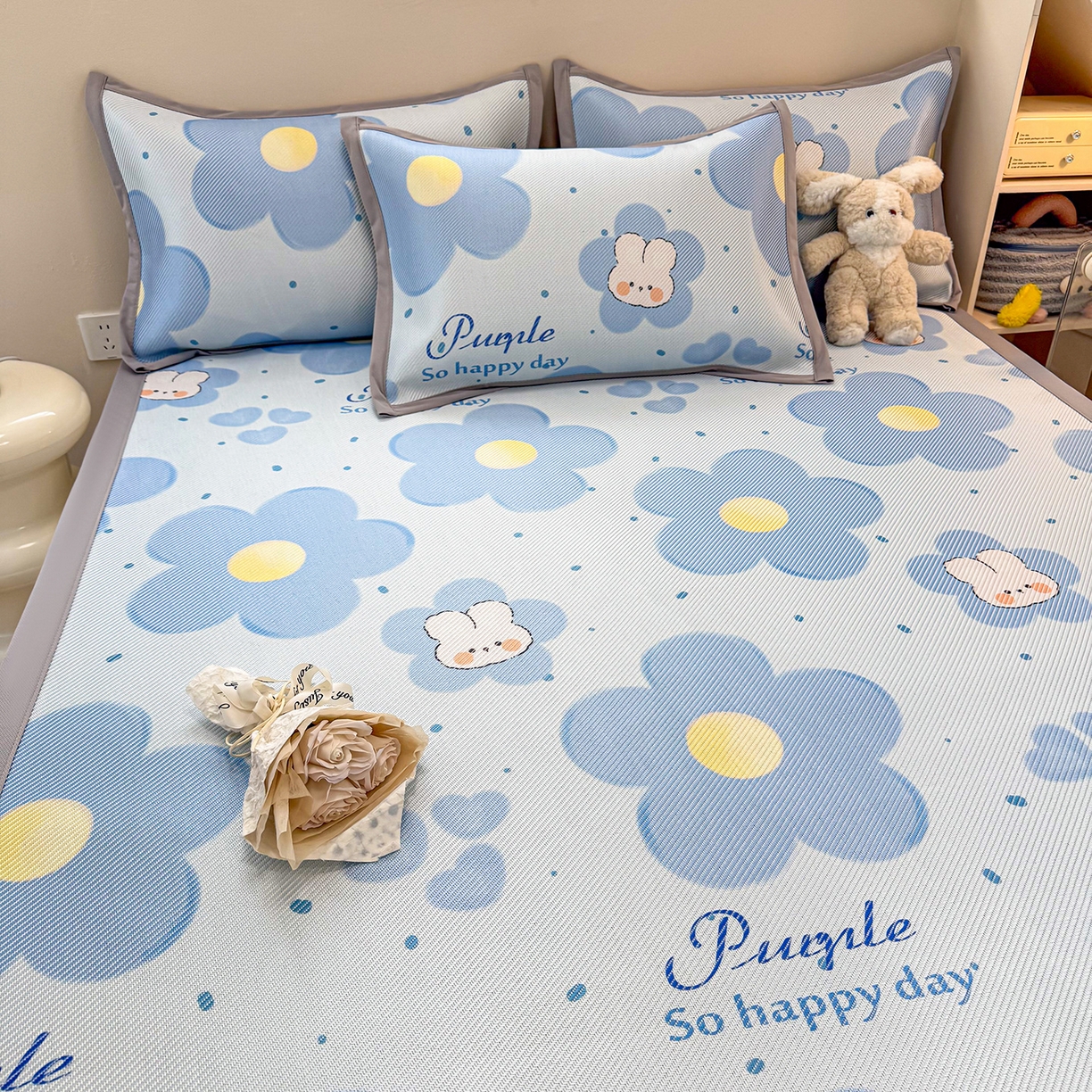 91家纺网 家纺一手货源 找家纺 懒猫家纺 2026春夏新款600D数码印花冰藤凉席席子-床席款 兔兔花开