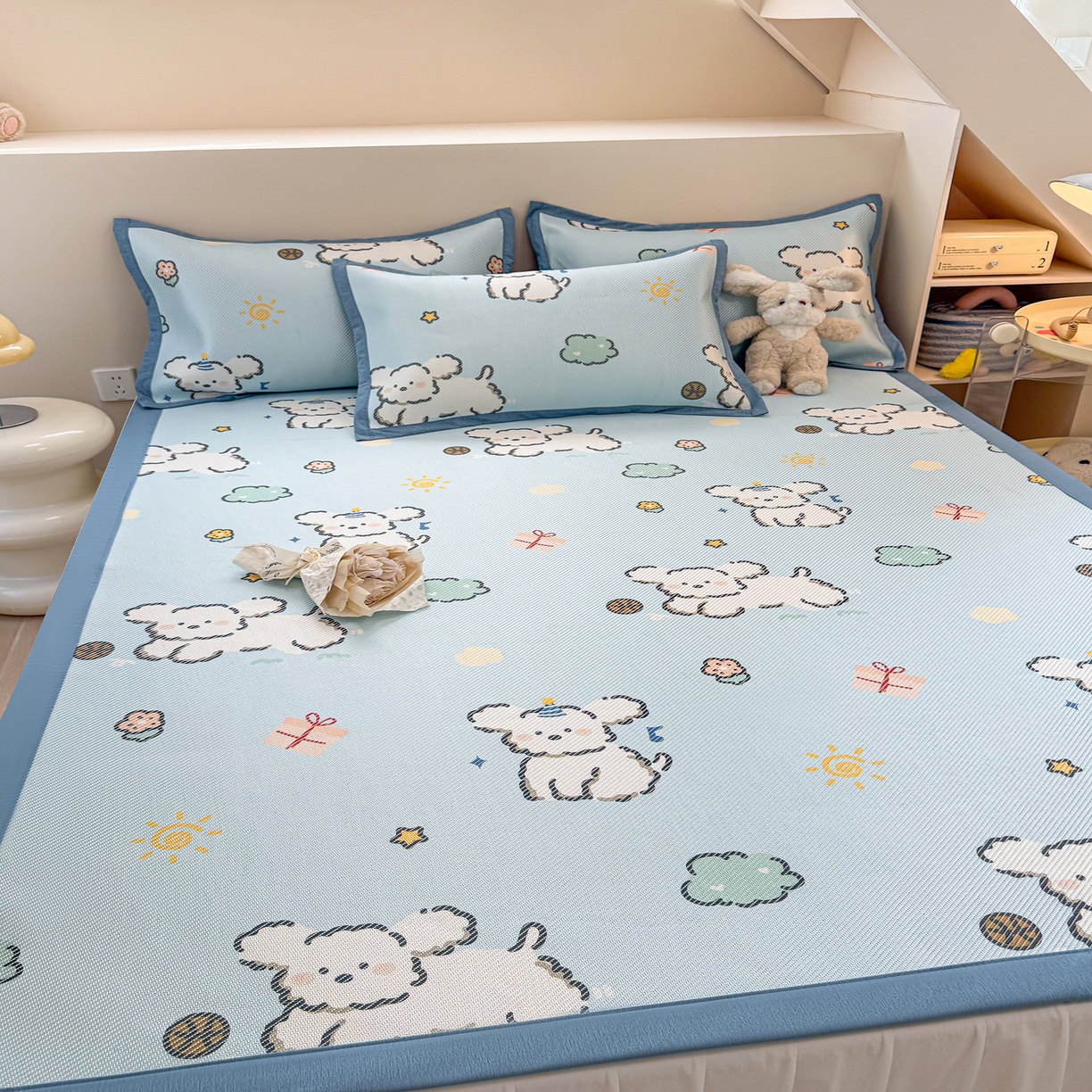 91家纺网 家纺一手货源 找家纺 懒猫家纺 2026春夏新款600D数码印花冰藤凉席席子-床席款 玩耍小狗-蓝