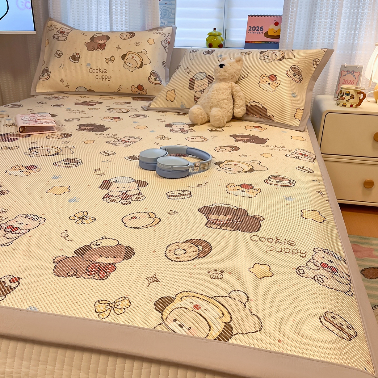 91家纺网 家纺一手货源 找家纺 懒猫家纺 2026春夏新款600D数码印花冰藤凉席席子-床席款 曲奇小狗