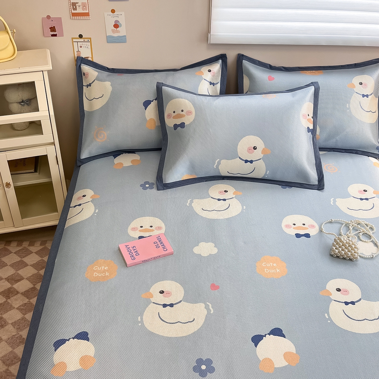 91家纺网 家纺一手货源 找家纺 懒猫家纺 2026春夏新款600D数码印花冰藤凉席席子-床席款 小鸭子