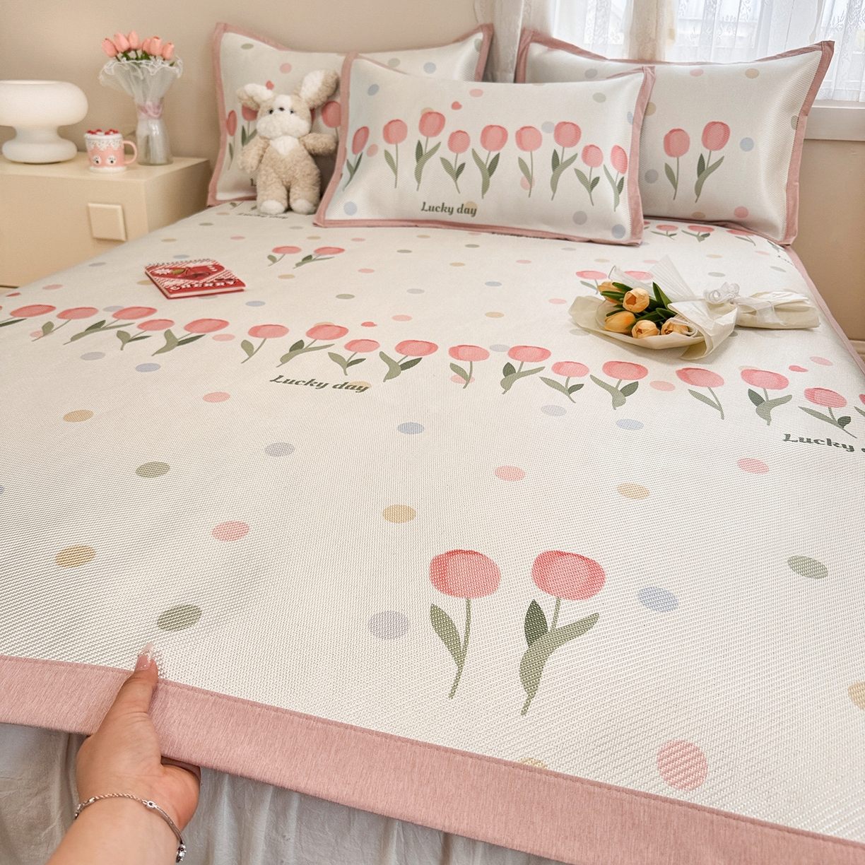 91家纺网 家纺一手货源 找家纺 懒猫家纺 2026春夏新款600D数码印花冰藤凉席席子-床席款 浪漫郁金香