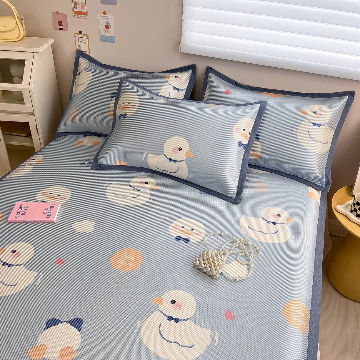 91家纺网 家纺一手货源 找家纺 懒猫家纺 2026春夏新款600D数码印花冰藤凉席席子-床席款 小鸭子