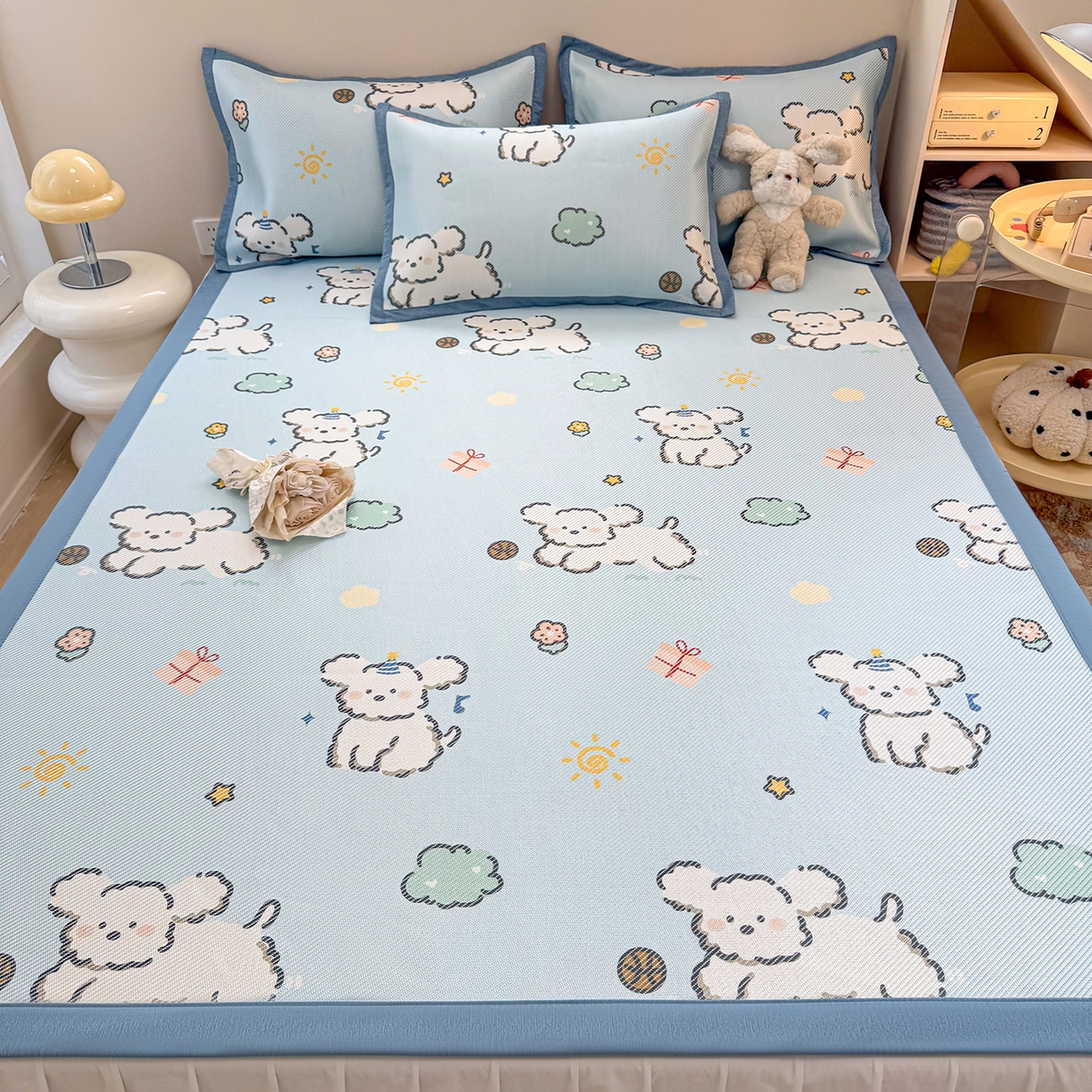 91家纺网 家纺一手货源 找家纺 懒猫家纺 2026春夏新款600D数码印花冰藤凉席席子-床席款 玩耍小狗-蓝