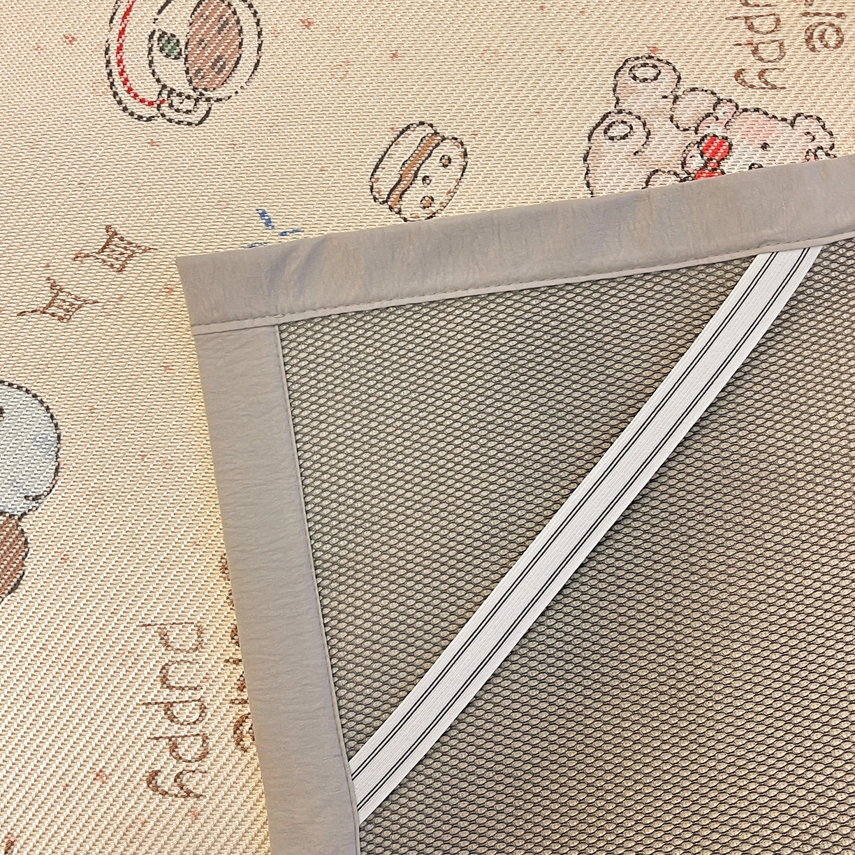 91家纺网 家纺一手货源 找家纺 懒猫家纺 2026春夏新款600D数码印花冰藤凉席席子-床席款 曲奇小狗