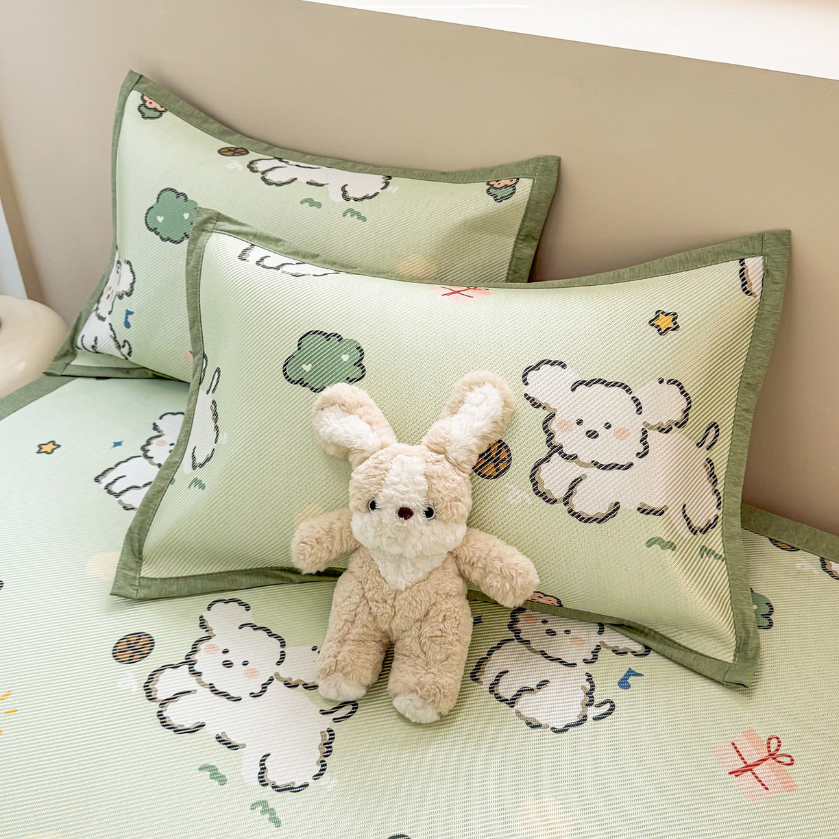 91家纺网 家纺一手货源 找家纺 懒猫家纺 2026春夏新款600D数码印花冰藤凉席席子-床席款 玩耍小狗-绿