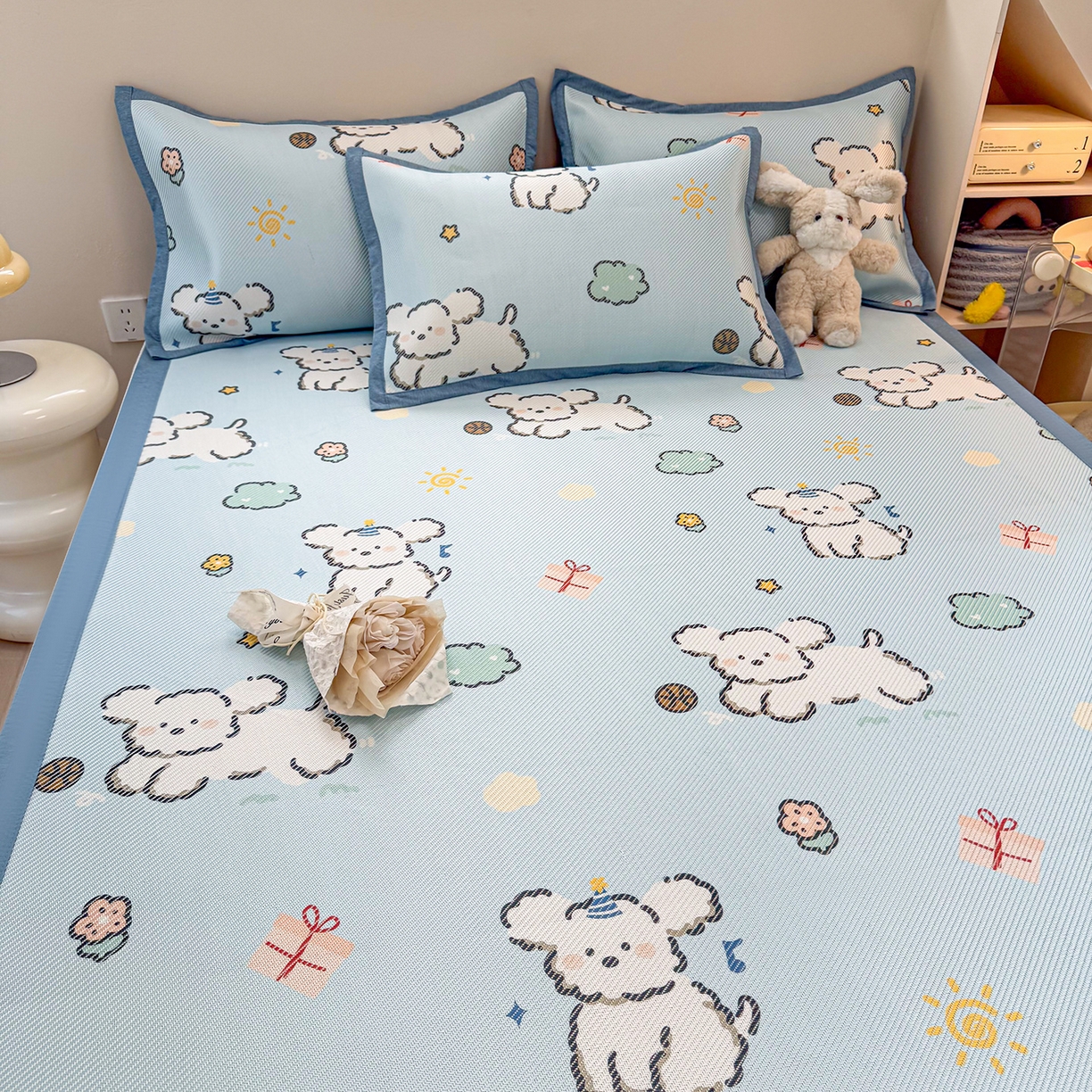 91家纺网 家纺一手货源 找家纺 懒猫家纺 2026春夏新款600D数码印花冰藤凉席席子-床席款 玩耍小狗-蓝