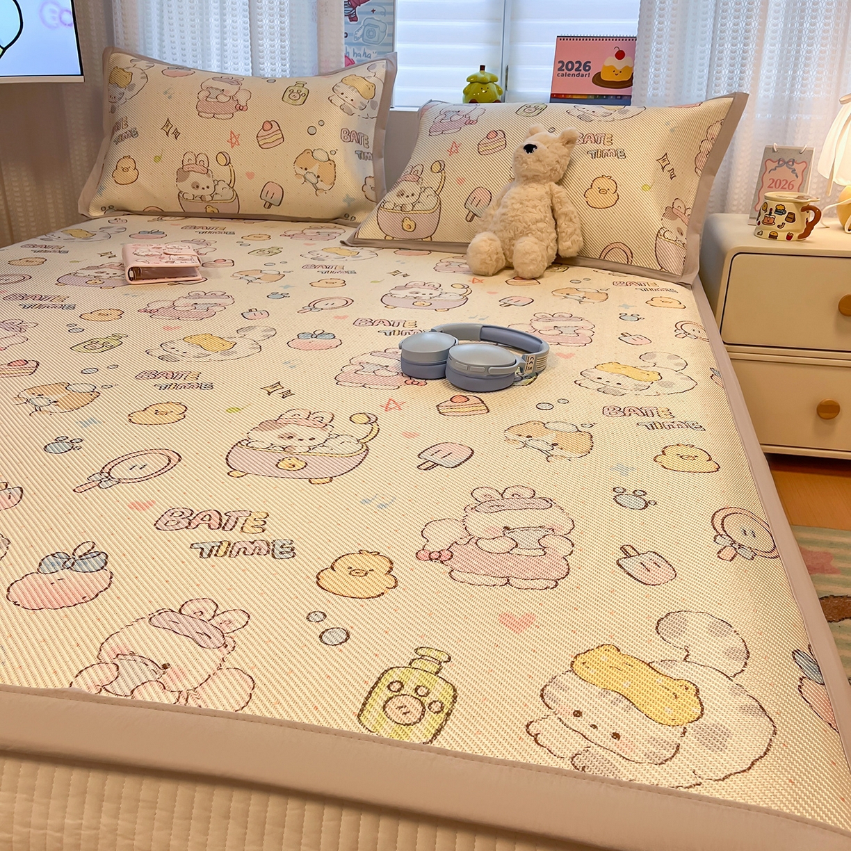 91家纺网 家纺一手货源 找家纺 懒猫家纺 2026春夏新款600D数码印花冰藤凉席席子-床席款 小猫泡泡浴