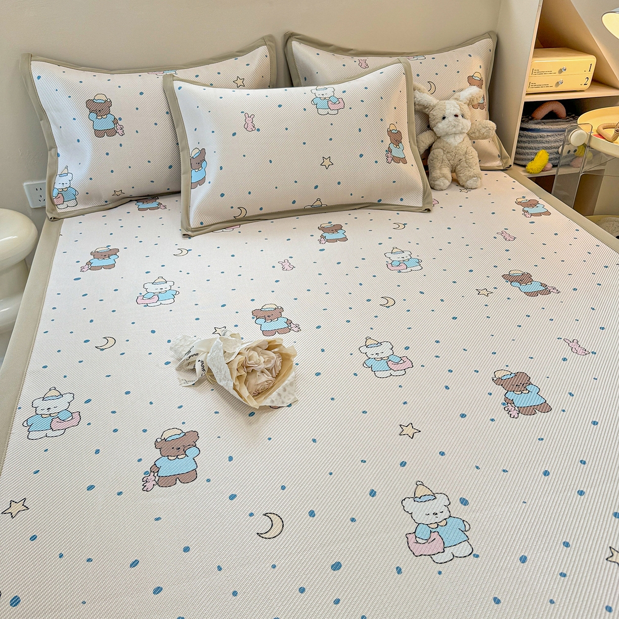 91家纺网 家纺一手货源 找家纺 懒猫家纺 2026春夏新款600D数码印花冰藤凉席席子-床席款 睡意朦胧