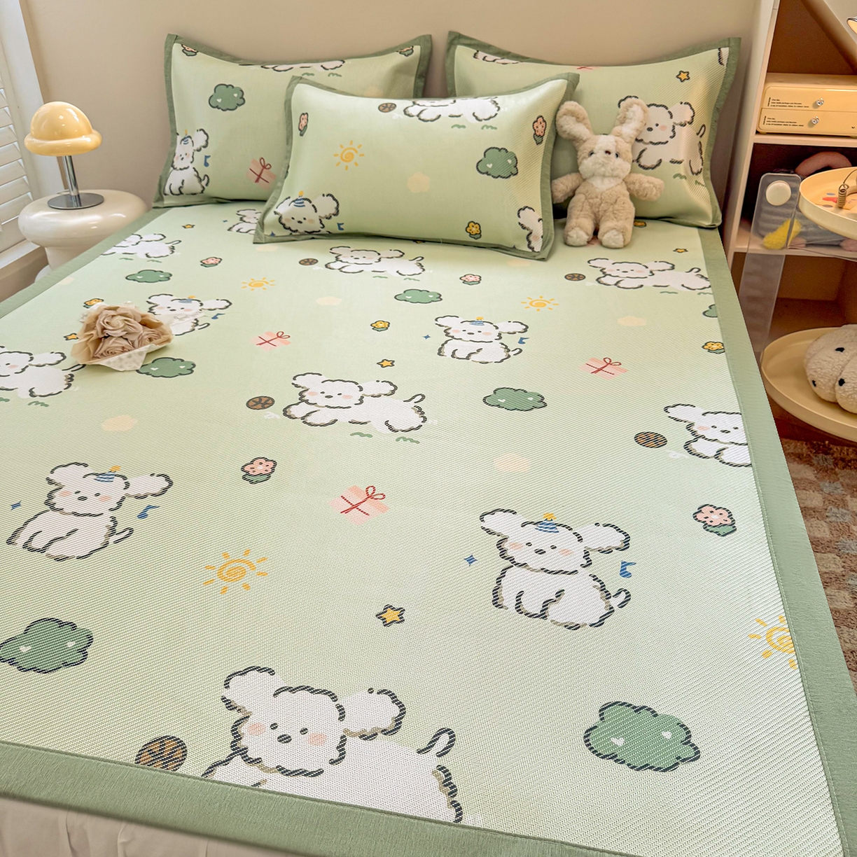 91家纺网 家纺一手货源 找家纺 懒猫家纺 2026春夏新款600D数码印花冰藤凉席席子-床席款 玩耍小狗-绿