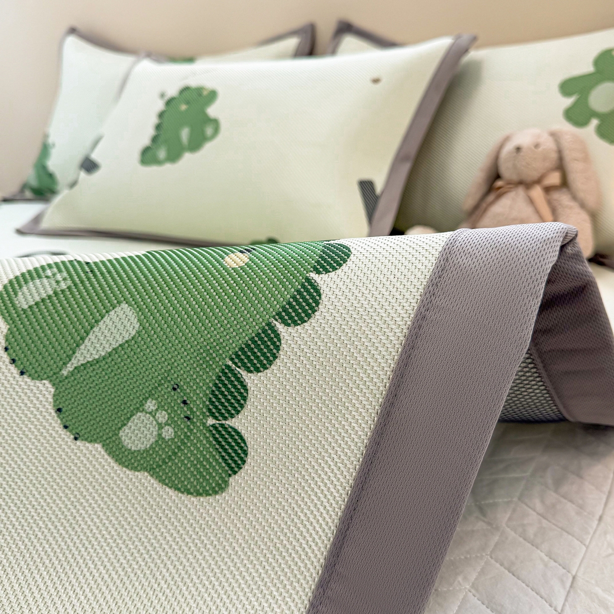 91家纺网 家纺一手货源 找家纺 懒猫家纺 2026春夏新款600D数码印花冰藤凉席席子-床席款 小恐龙怪兽