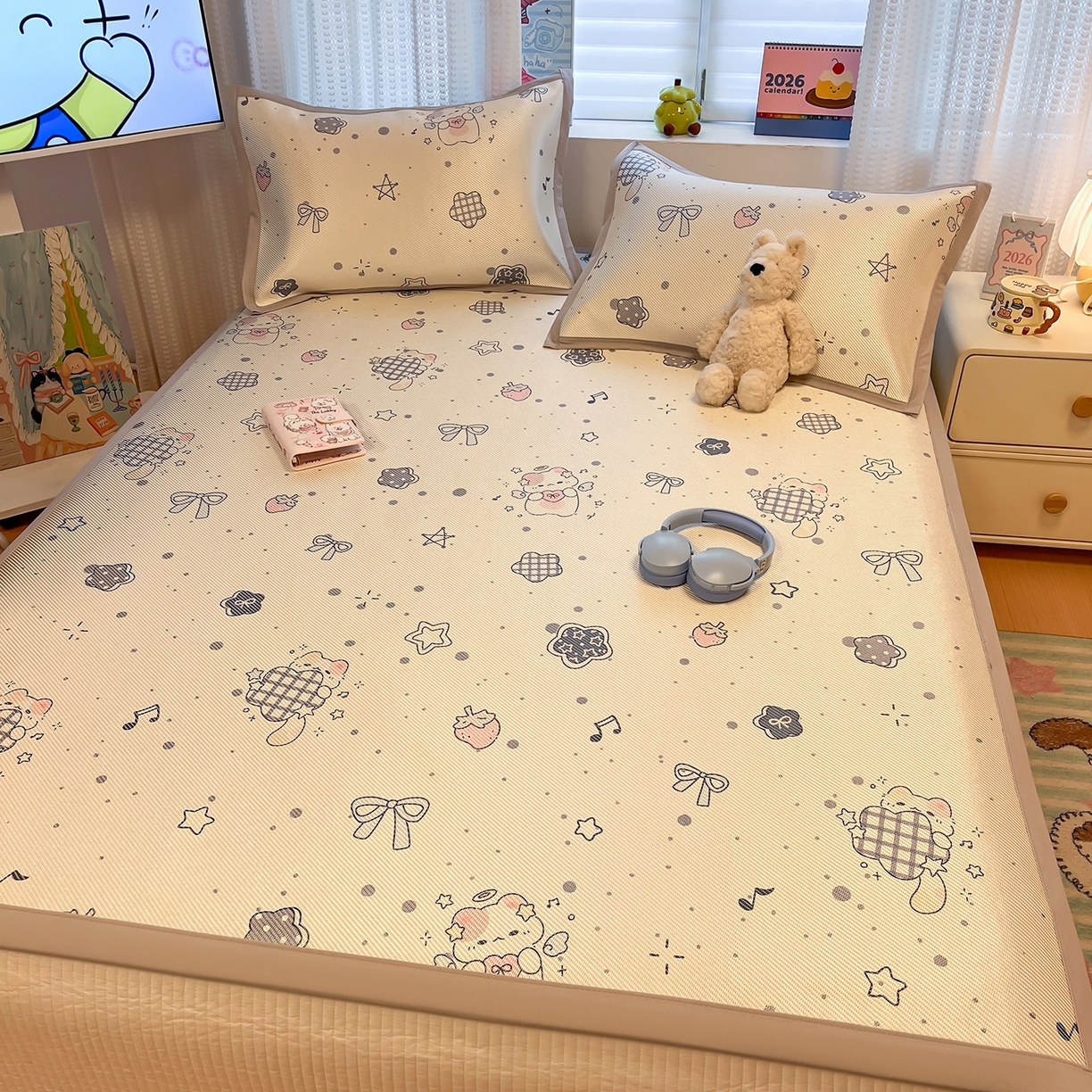 91家纺网 家纺一手货源 找家纺 懒猫家纺 2026春夏新款600D数码印花冰藤凉席席子-床席款 莓果心事