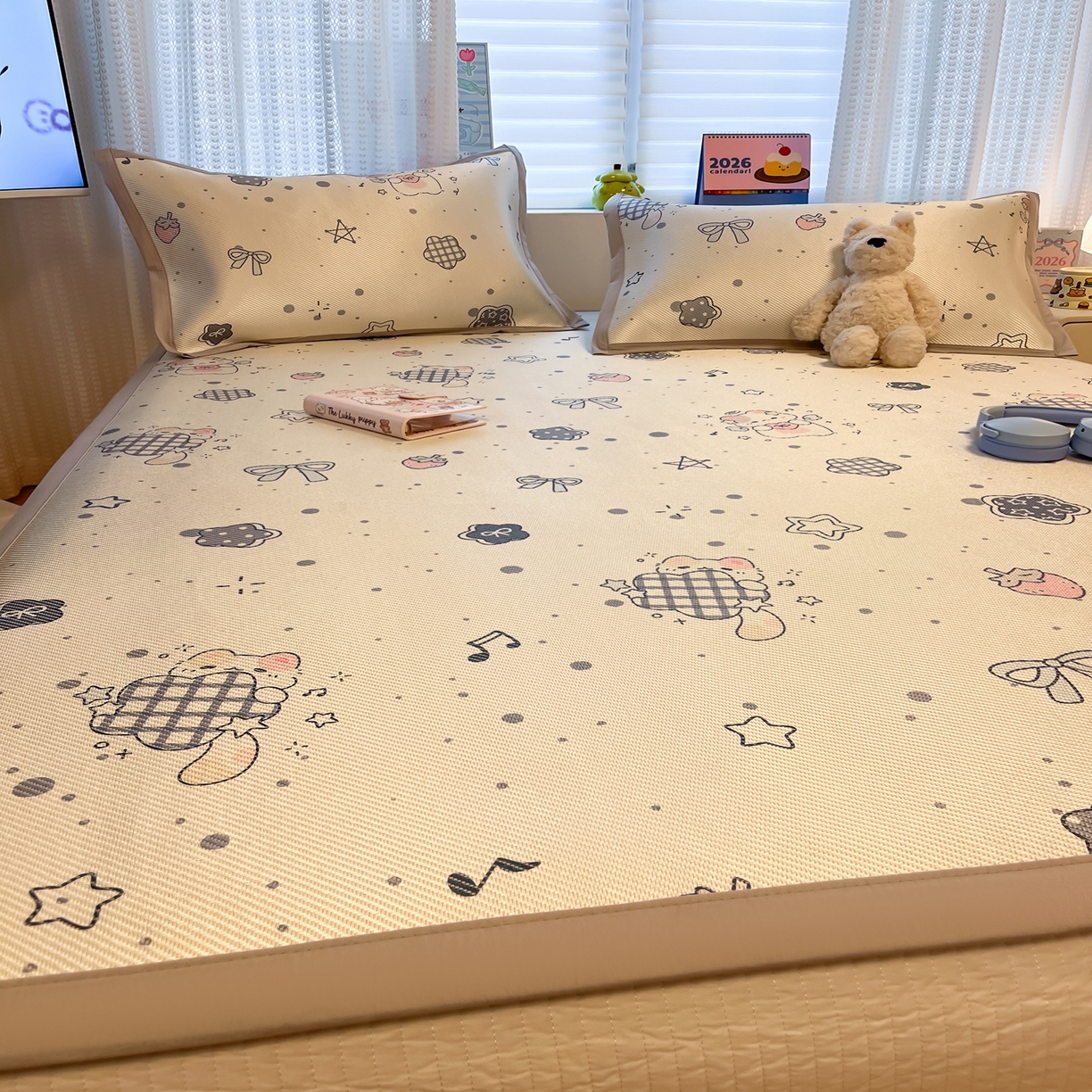 91家纺网 家纺一手货源 找家纺 懒猫家纺 2026春夏新款600D数码印花冰藤凉席席子-床席款 莓果心事