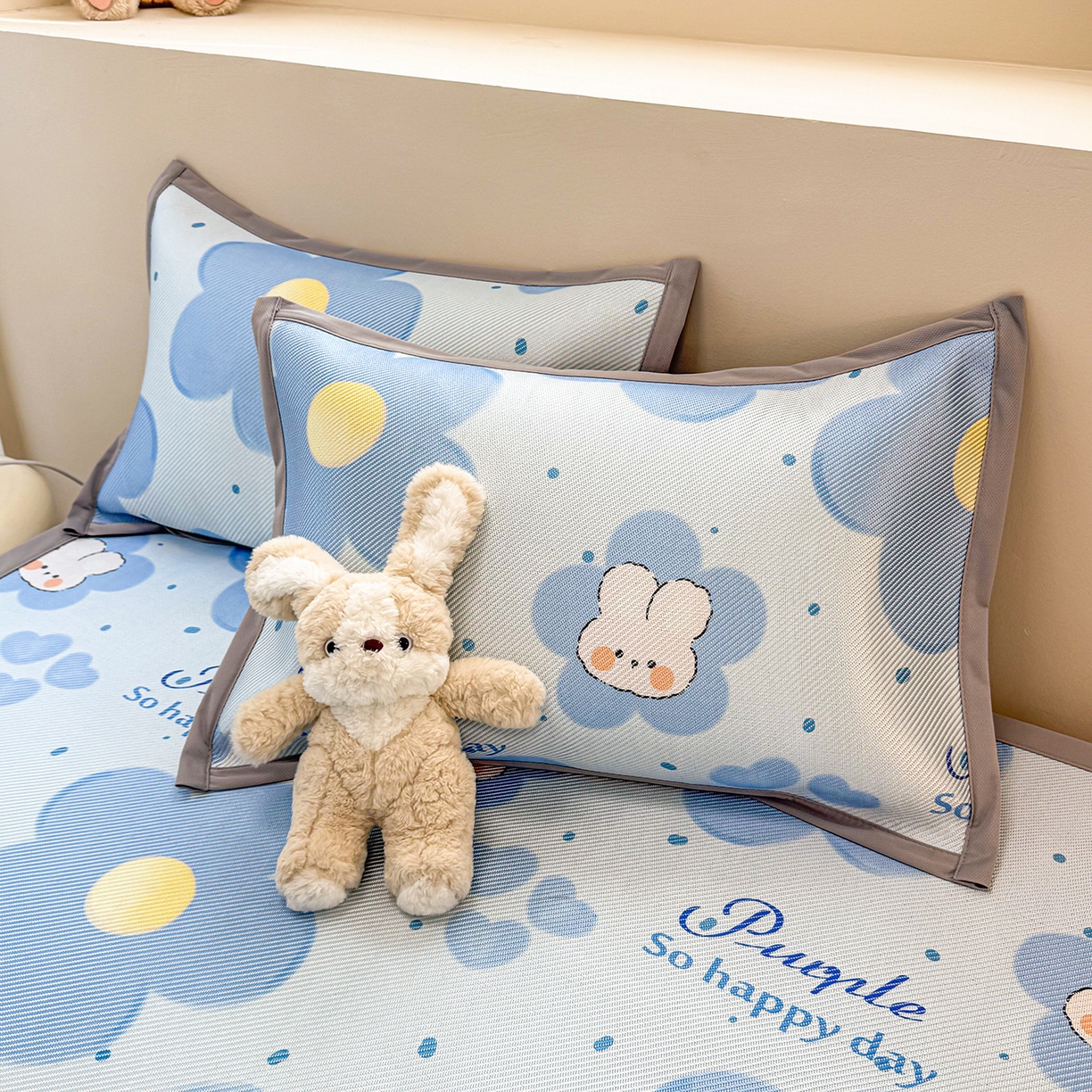 91家纺网 家纺一手货源 找家纺 懒猫家纺 2026春夏新款600D数码印花冰藤凉席席子-床席款 兔兔花开