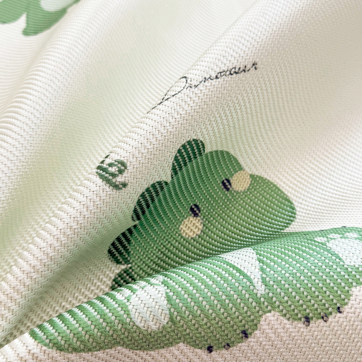 91家纺网 家纺一手货源 找家纺 懒猫家纺 2026春夏新款600D数码印花冰藤凉席席子-床席款 小恐龙怪兽