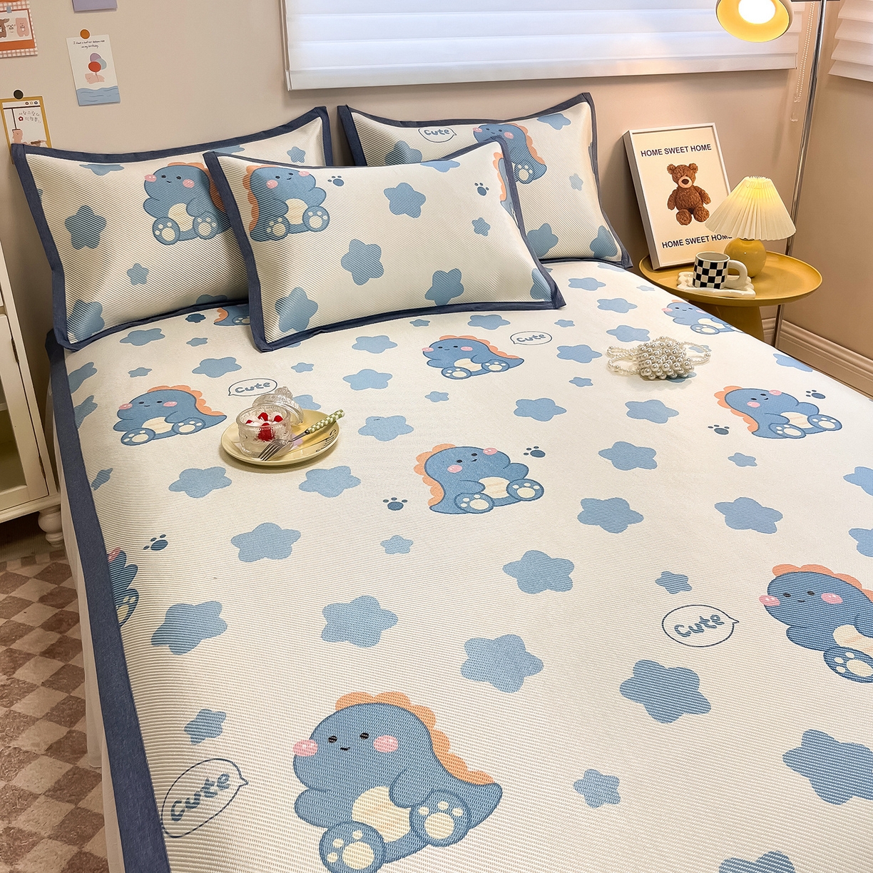 91家纺网 家纺一手货源 找家纺 懒猫家纺 2026春夏新款600D数码印花冰藤凉席席子-床席款 小恐龙