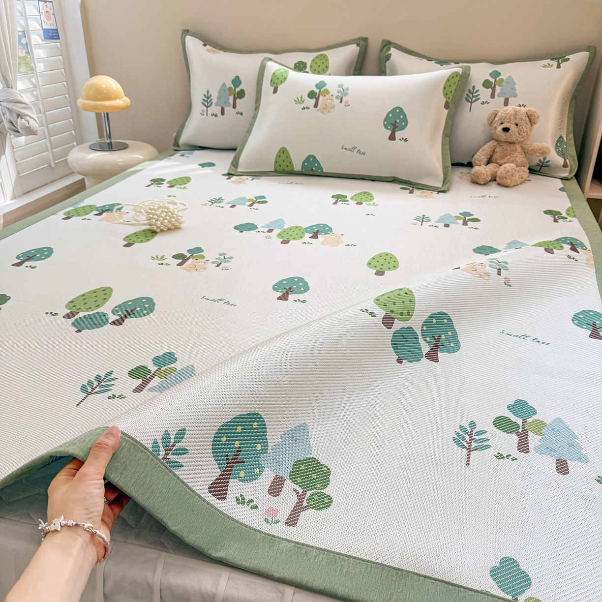 91家纺网 家纺一手货源 找家纺 懒猫家纺 2026春夏新款600D数码印花冰藤凉席席子-床席款 森林小熊