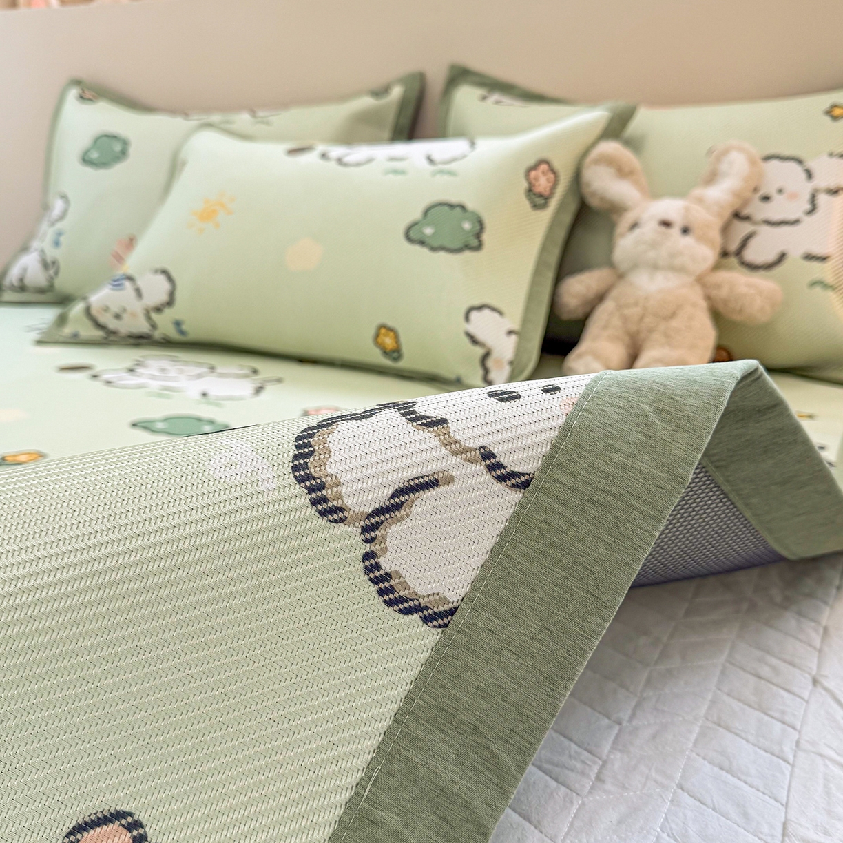 91家纺网 家纺一手货源 找家纺 懒猫家纺 2026春夏新款600D数码印花冰藤凉席席子-床席款 玩耍小狗-绿