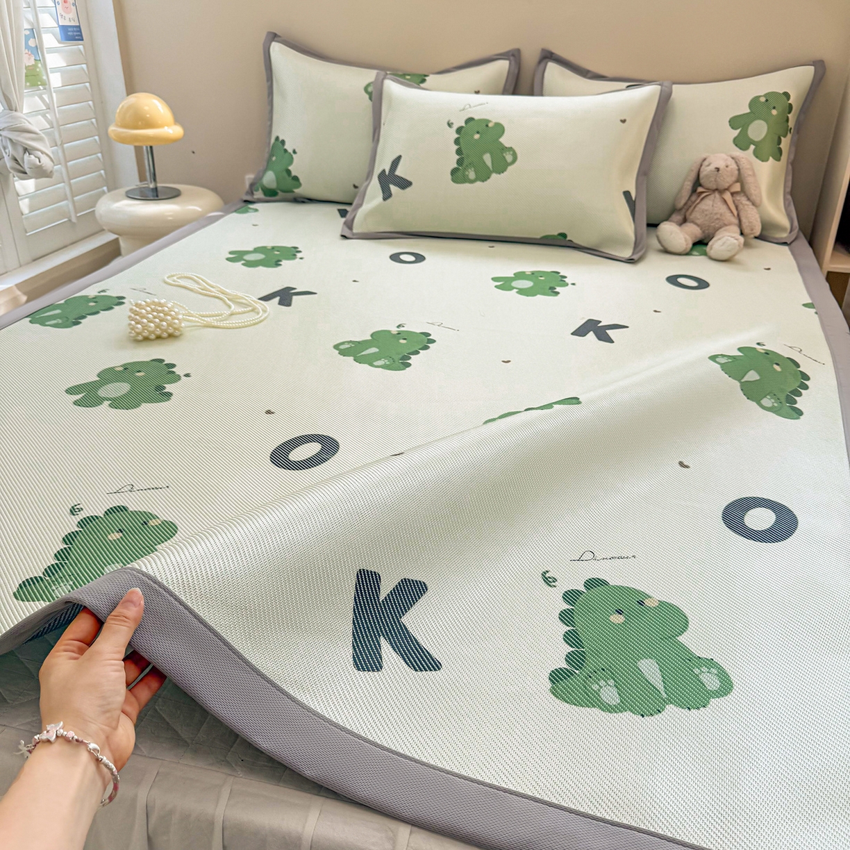 91家纺网 家纺一手货源 找家纺 懒猫家纺 2026春夏新款600D数码印花冰藤凉席席子-床席款 小恐龙怪兽