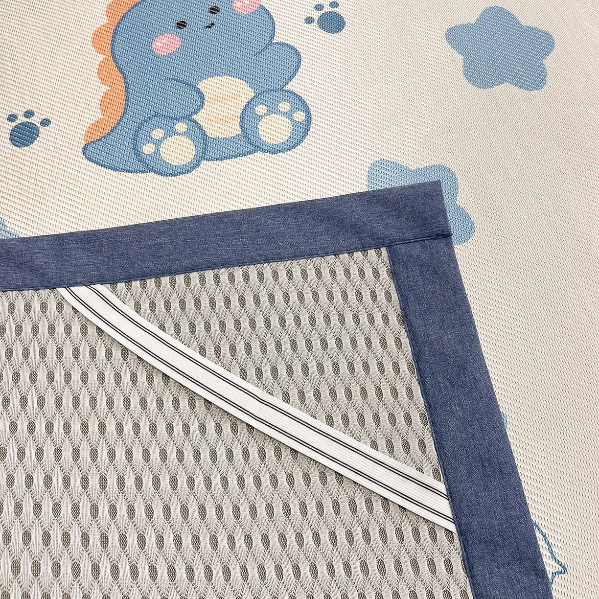 91家纺网 家纺一手货源 找家纺 懒猫家纺 2026春夏新款600D数码印花冰藤凉席席子-床席款 小恐龙