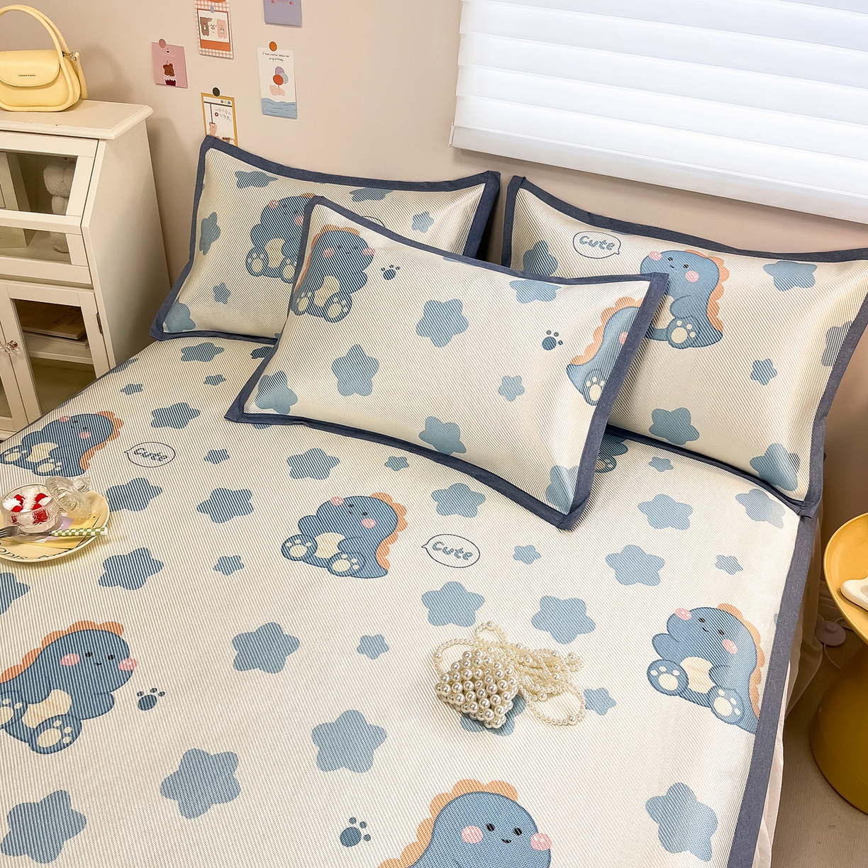 91家纺网 家纺一手货源 找家纺 懒猫家纺 2026春夏新款600D数码印花冰藤凉席席子-床席款 小恐龙