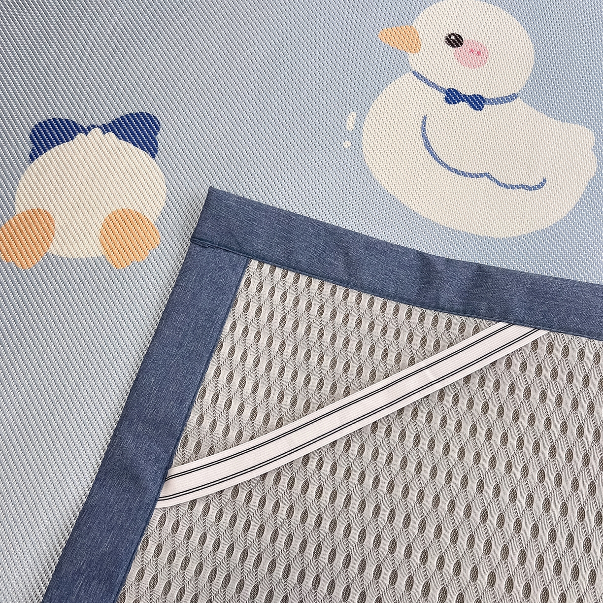 91家纺网 家纺一手货源 找家纺 懒猫家纺 2026春夏新款600D数码印花冰藤凉席席子-床席款 小鸭子