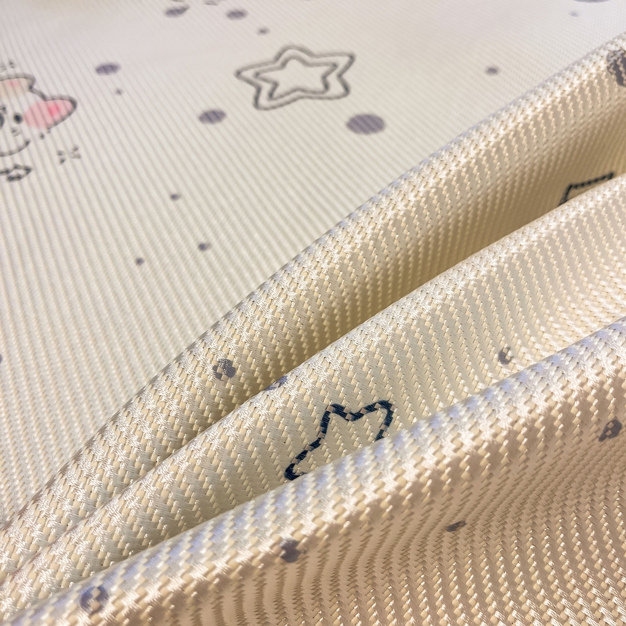 91家纺网 家纺一手货源 找家纺 懒猫家纺 2026春夏新款600D数码印花冰藤凉席席子-床席款 莓果心事