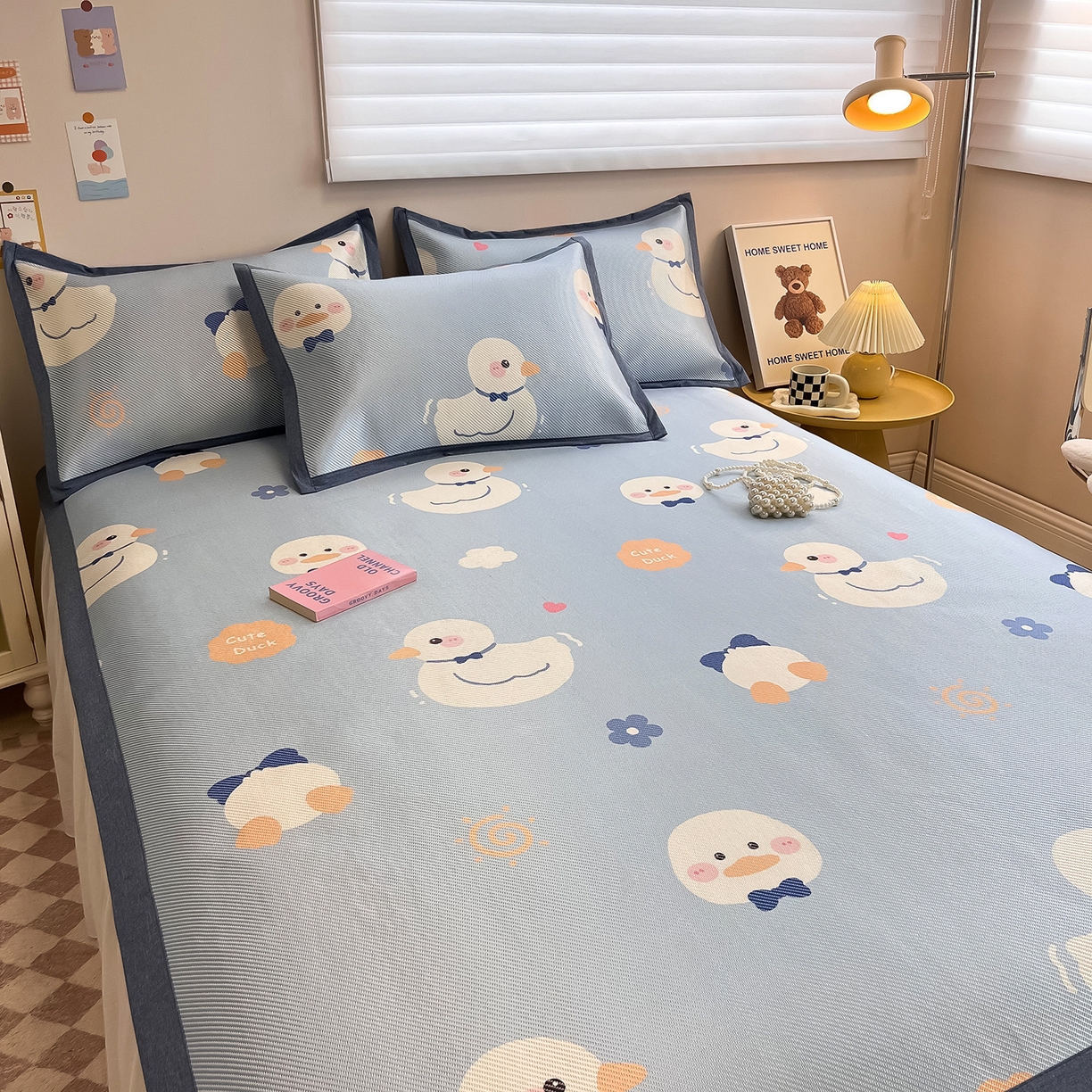 91家纺网 家纺一手货源 找家纺 懒猫家纺 2026春夏新款600D数码印花冰藤凉席席子-床席款 小鸭子